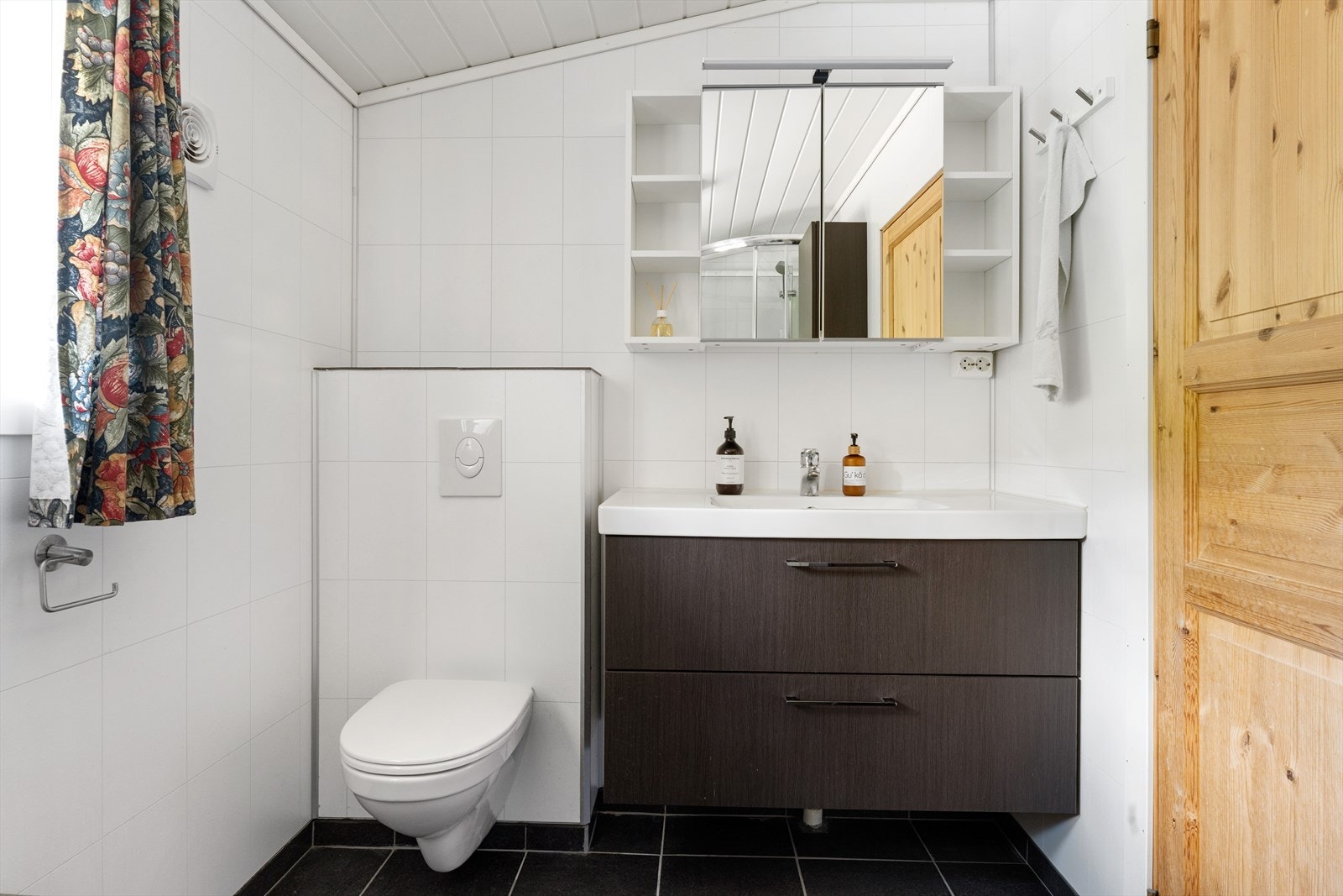 Løyningsvegen 13-04.jpg Galleribilde