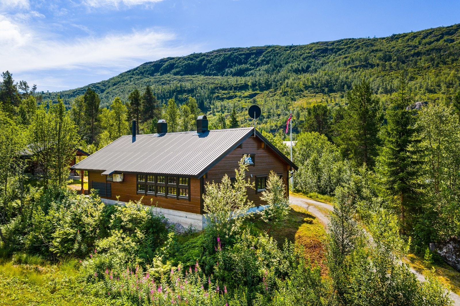 Løyningsvegen 13-32.jpg Galleribilde