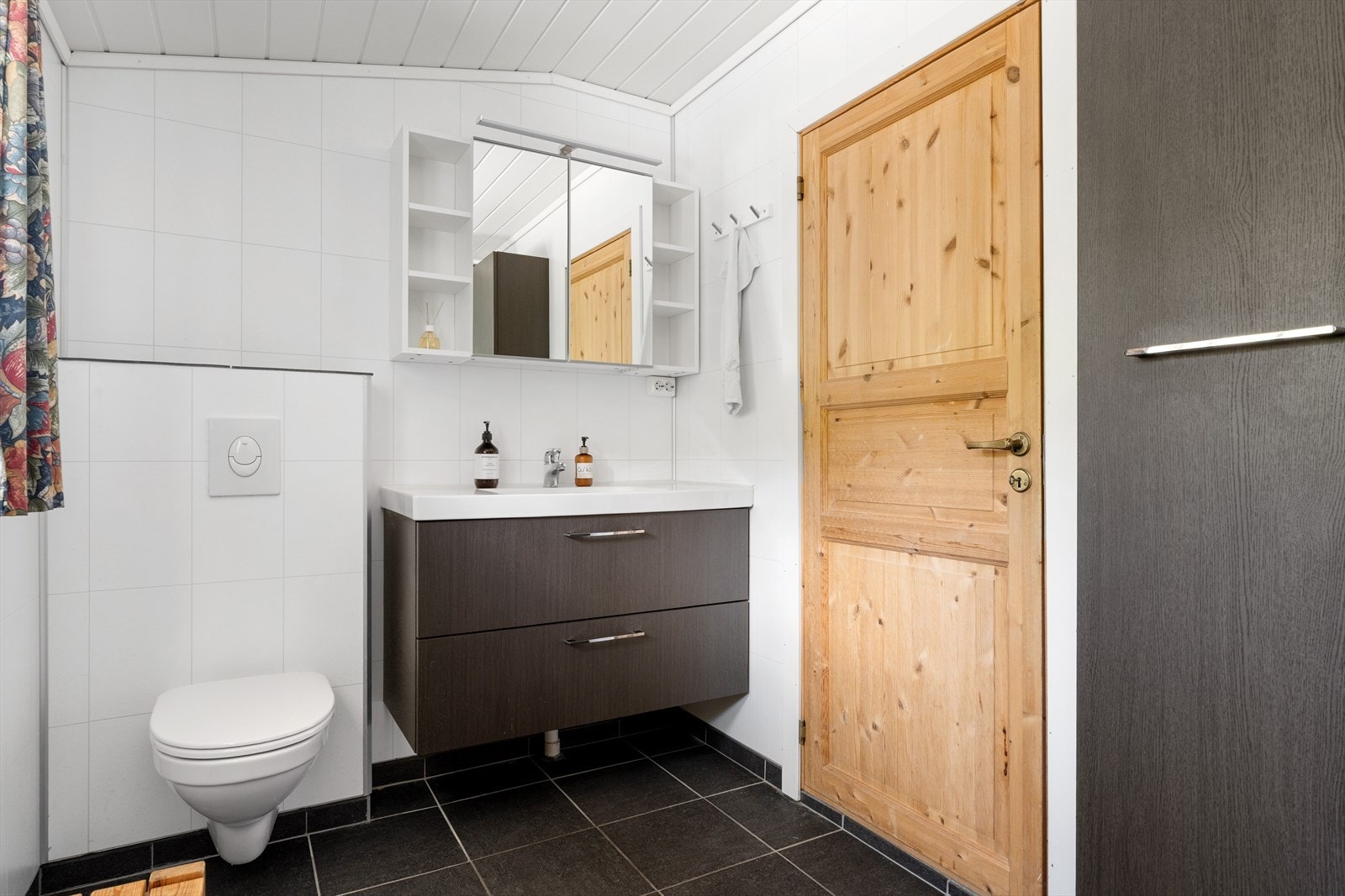 Løyningsvegen 13-05.jpg Galleribilde