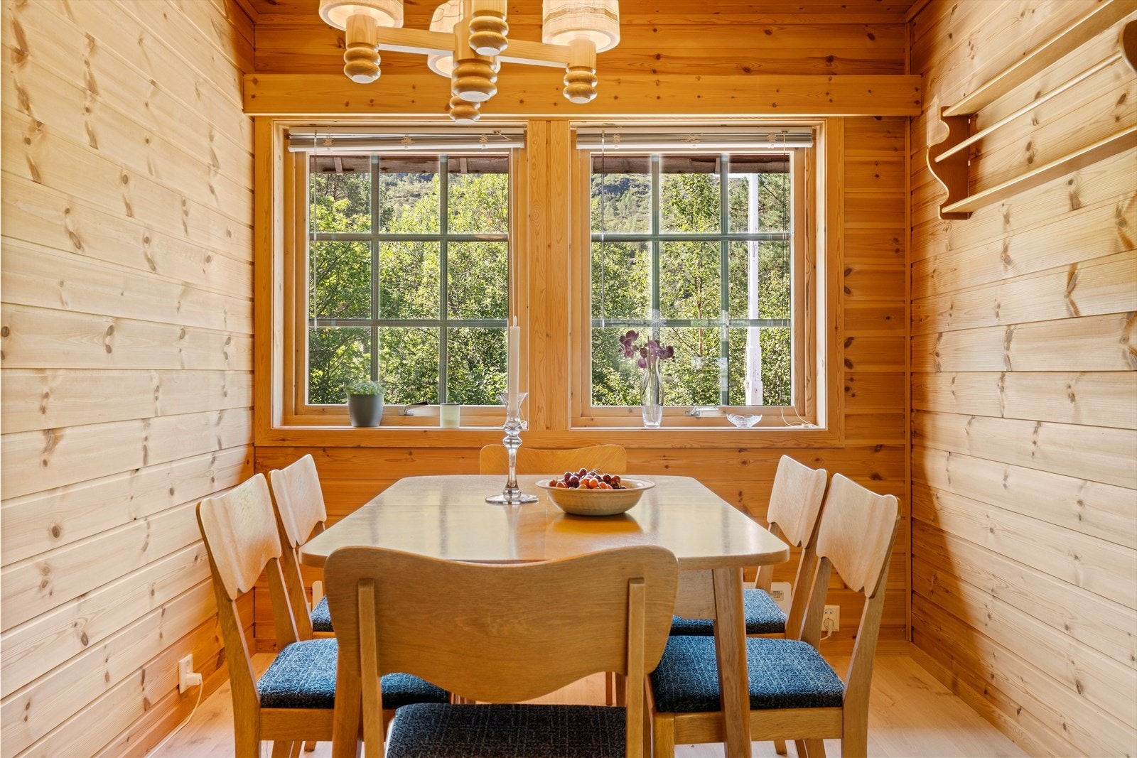 Løyningsvegen 13-14.jpg Galleribilde