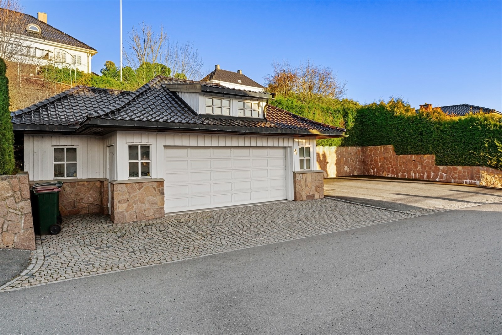 Dobbelgarasje på 61 kvm, samt gårdsplass med 4-5 biloppstillingsplasser. Galleribilde
