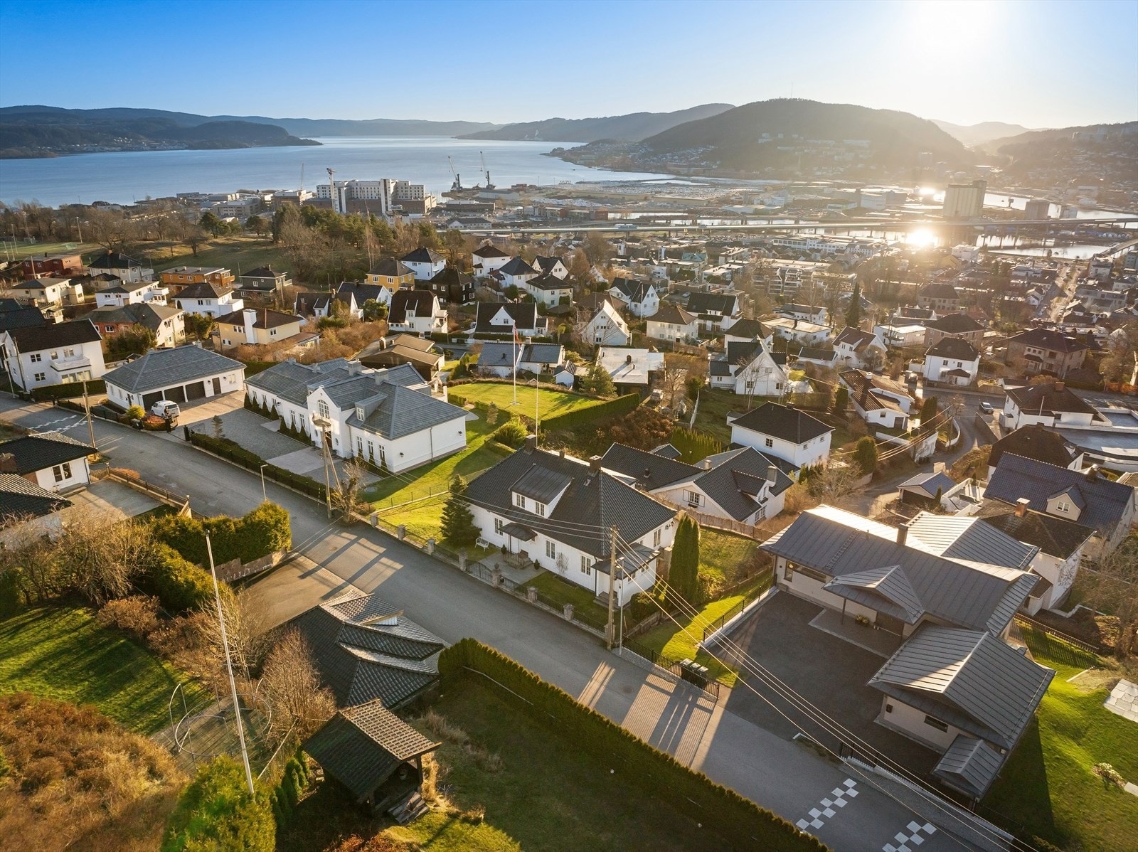 Gangavstand til Kjappen, Bragernes skole, 2 barnehager og nærbutikk (Joker). Kort vei til tog, flytog og buss fra Brakerøya og Drammen stasjon Galleribilde