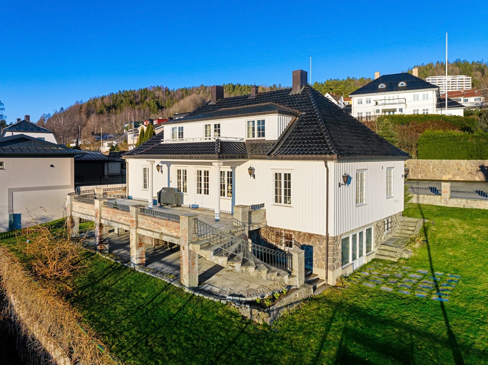 Vakker, klassisk 20-talls villa med svært attraktiv beliggenhet. Galleribilde