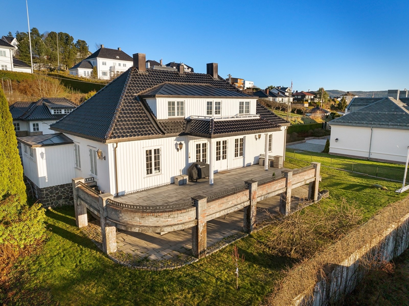 Stor terrasse og balkong med fantastisk utsikt utover Drammensfjorden og Drammen by. Galleribilde