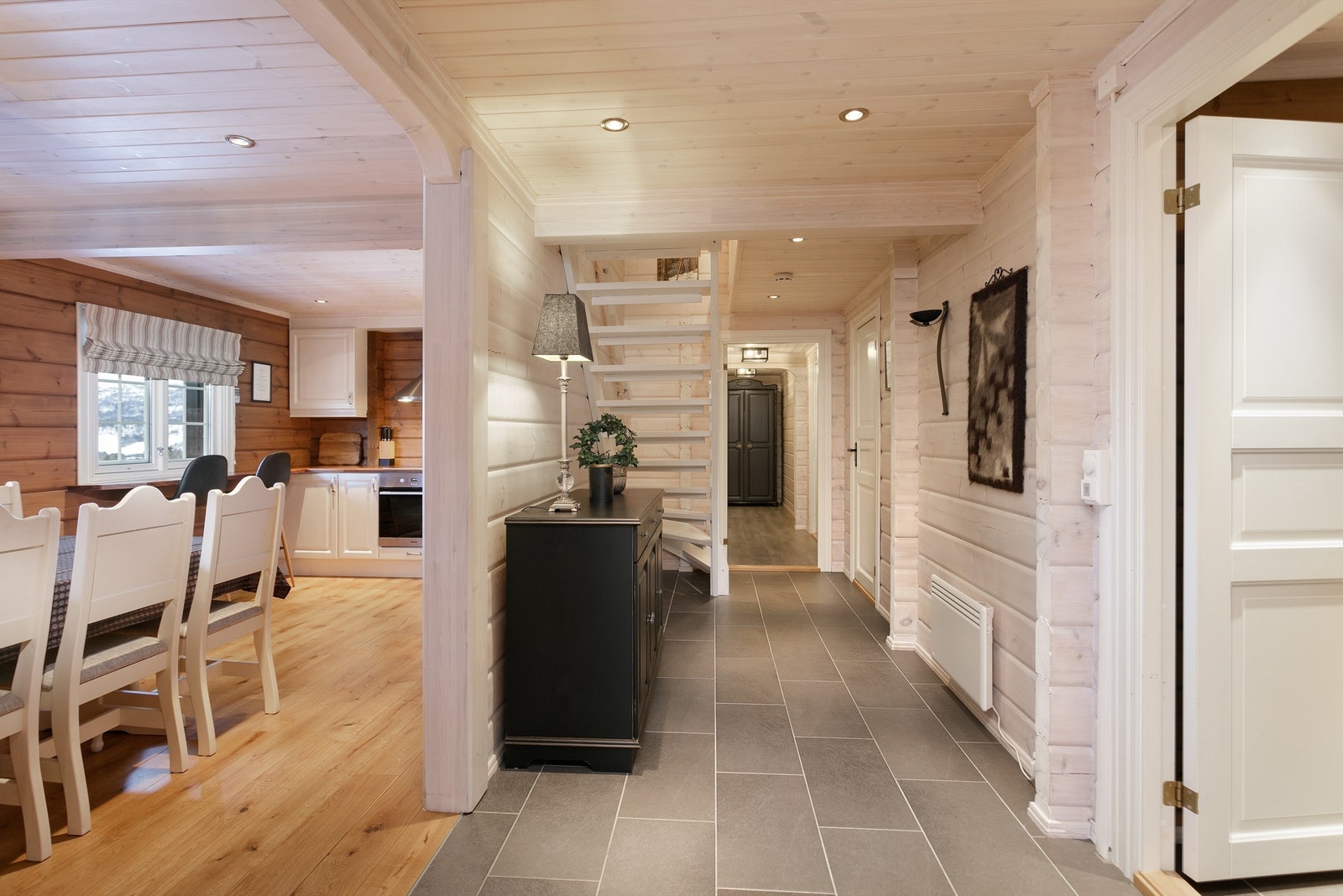 Det er åpent fra kjøkken/spisestue til hall/trapperom Galleribilde