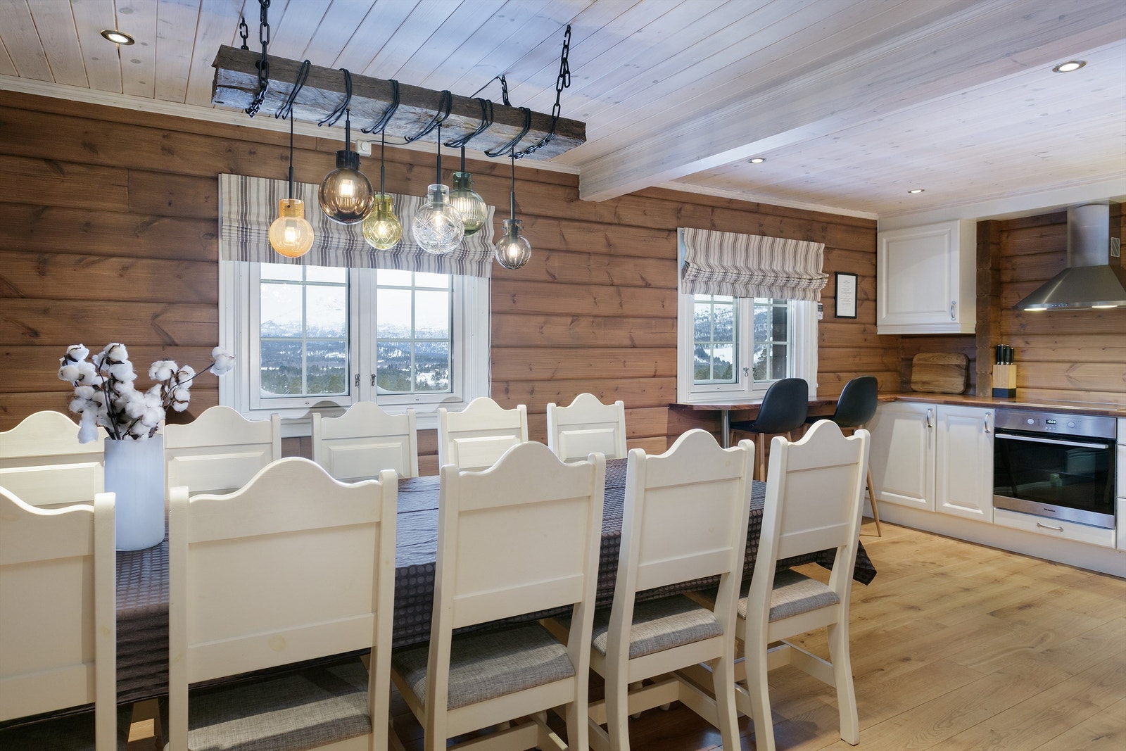 Kjøkken med stor og romslig spisestue Galleribilde