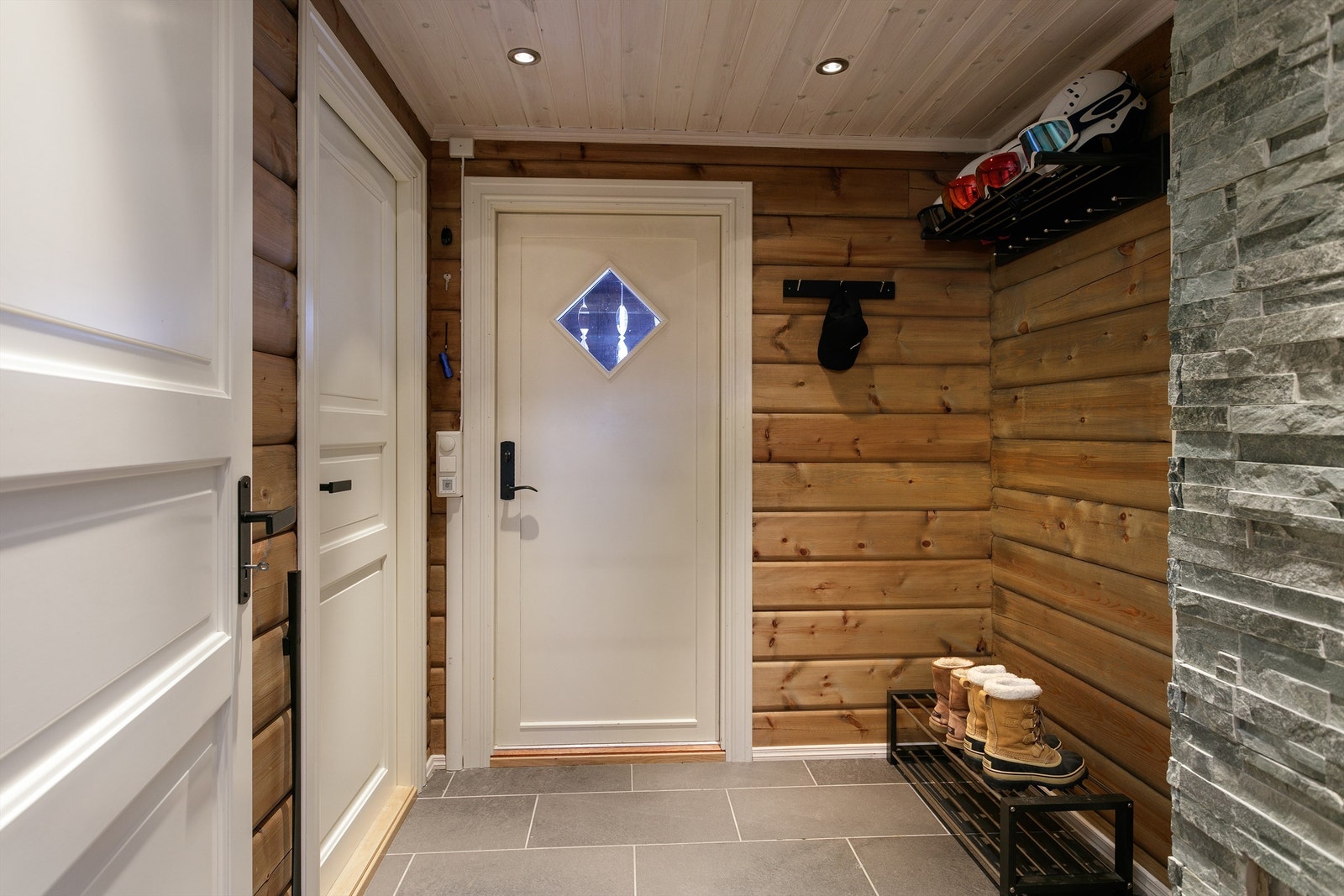 Entre med flislagt inngangsparti med gulvvarme Galleribilde