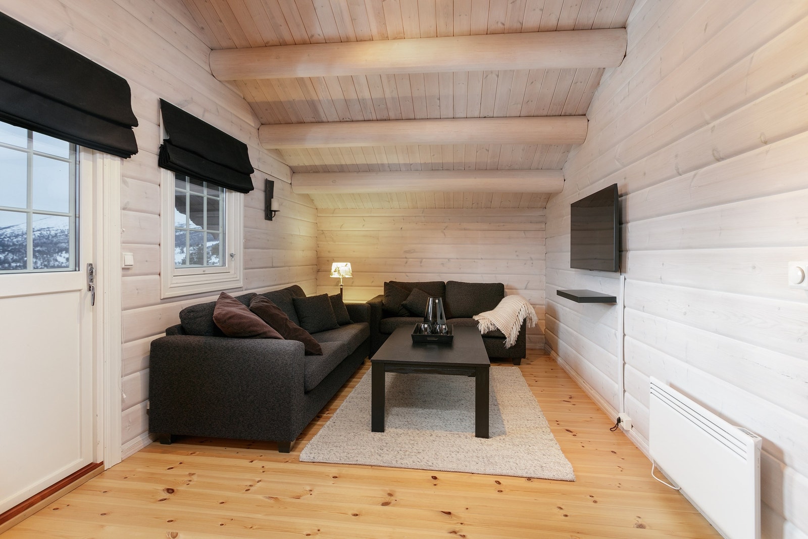 Koselig loftstue med utgang til balkong med flott utsikt Galleribilde