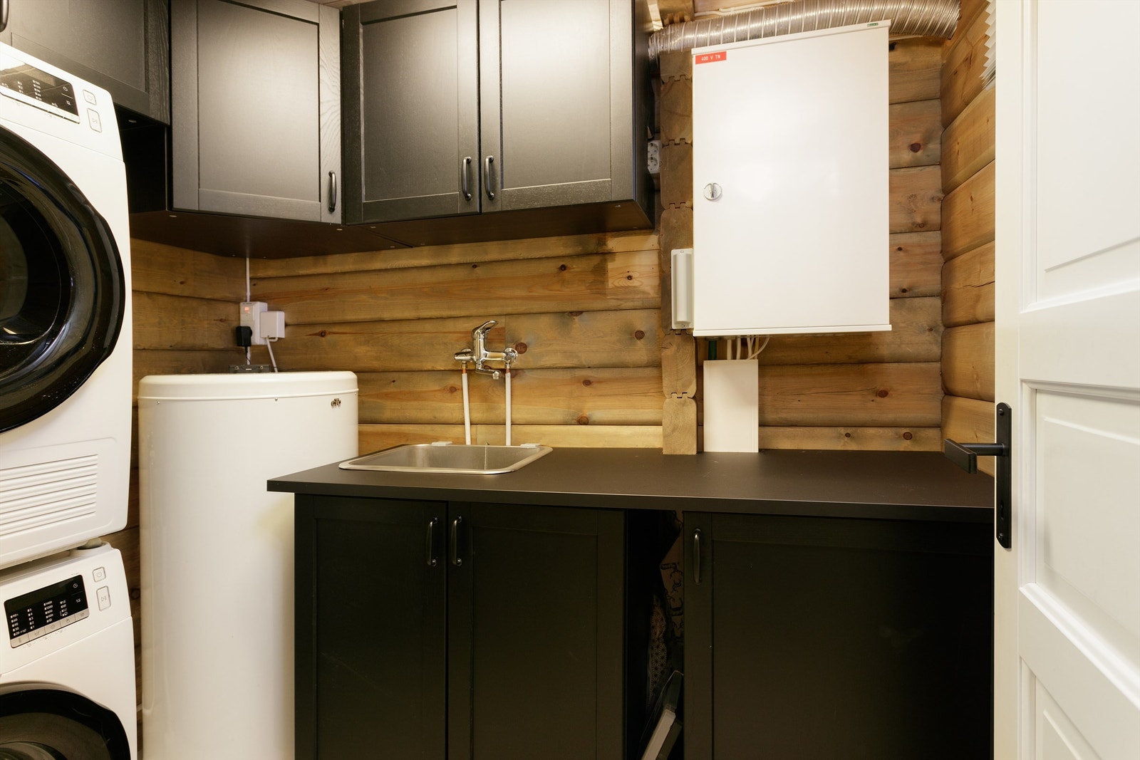 Vaskerom med innredning. Opplegg for vaskemaskin og tørketrommel Galleribilde