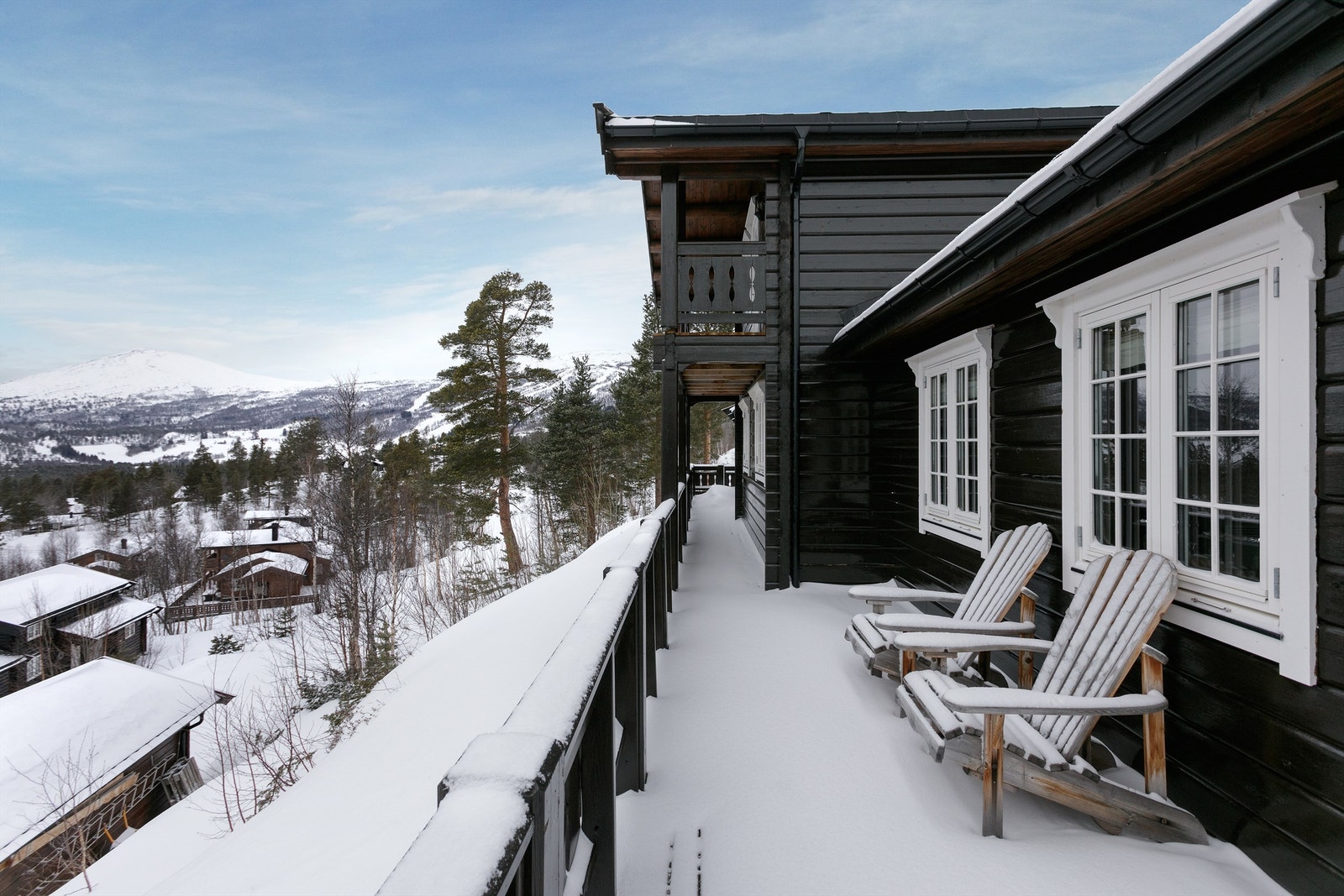 Stor terrasse i front av hytten Galleribilde