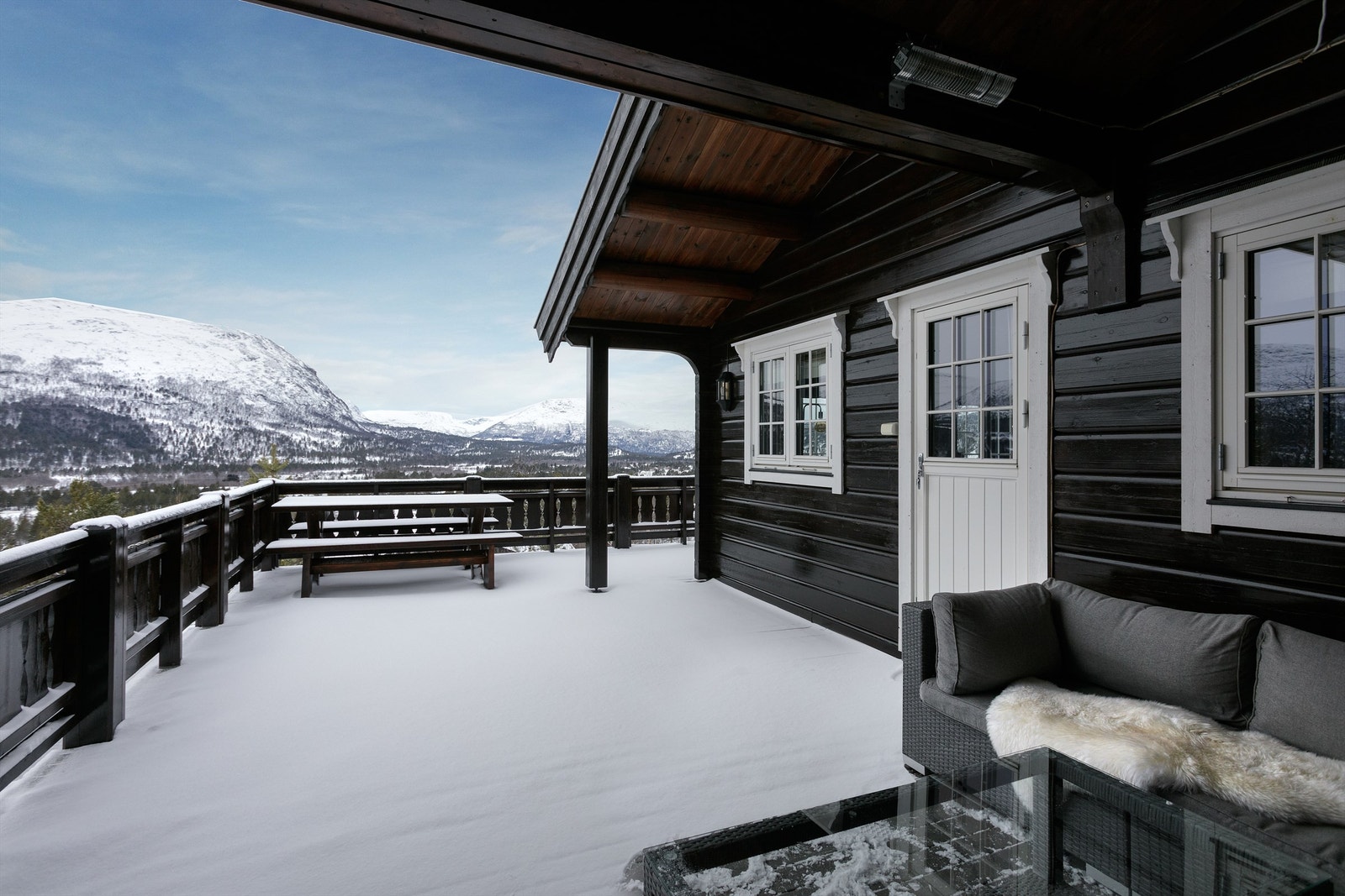 Stor og romslig terrasse som dels er overbygd Galleribilde