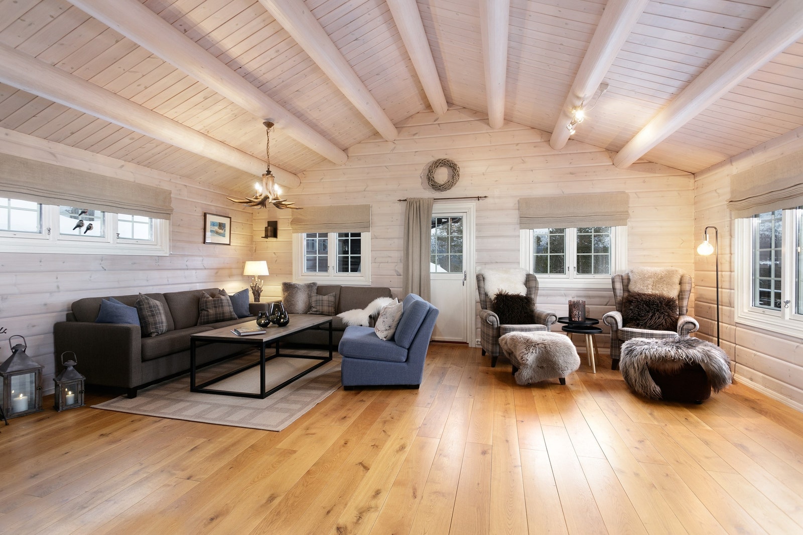 Romslig stue med heltre eikegulv. God romfølelse med åpen himling Galleribilde