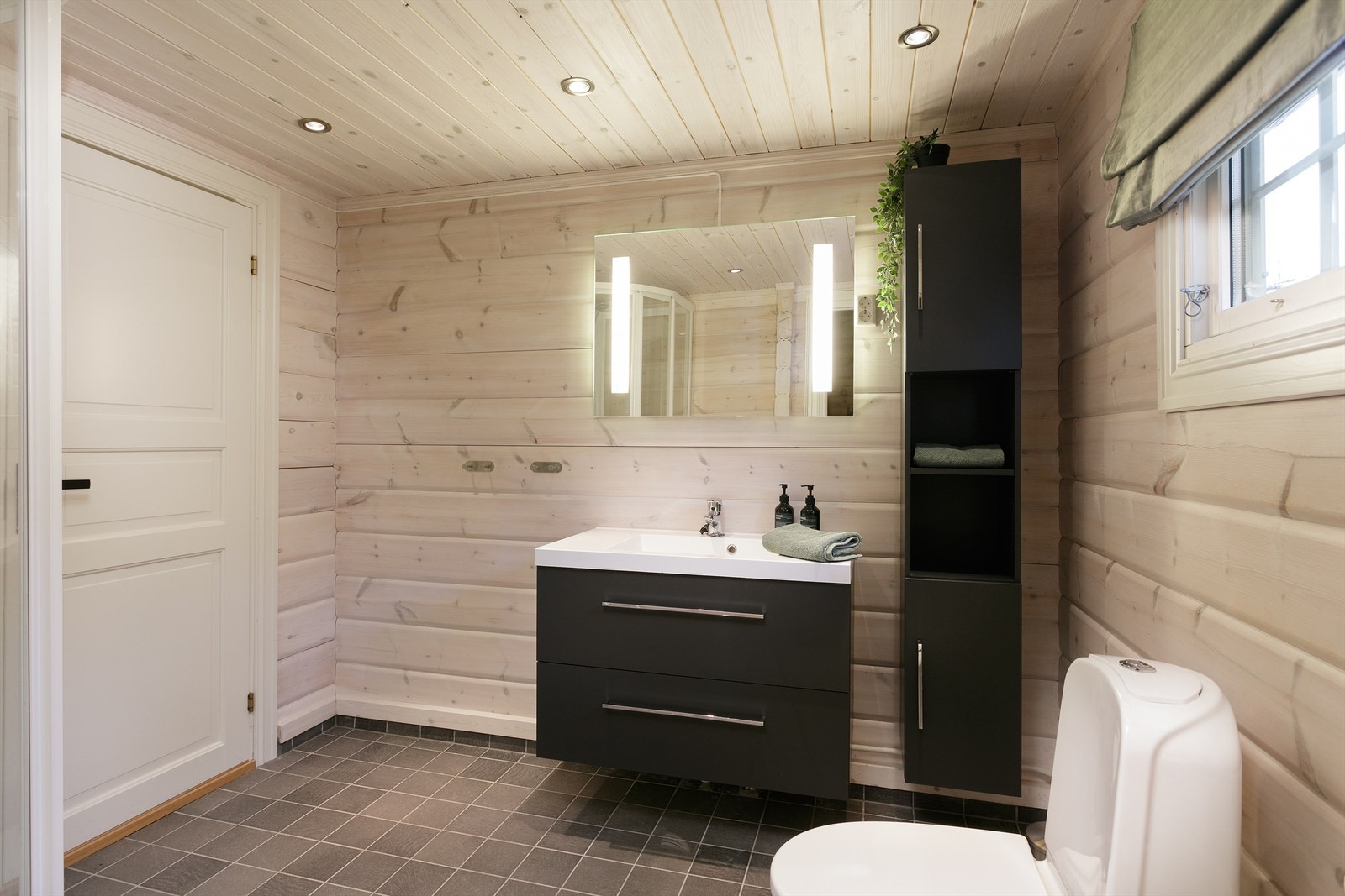 Romslig bad nr. 1 med servantinnredning, toalett og dusjkabinett Galleribilde