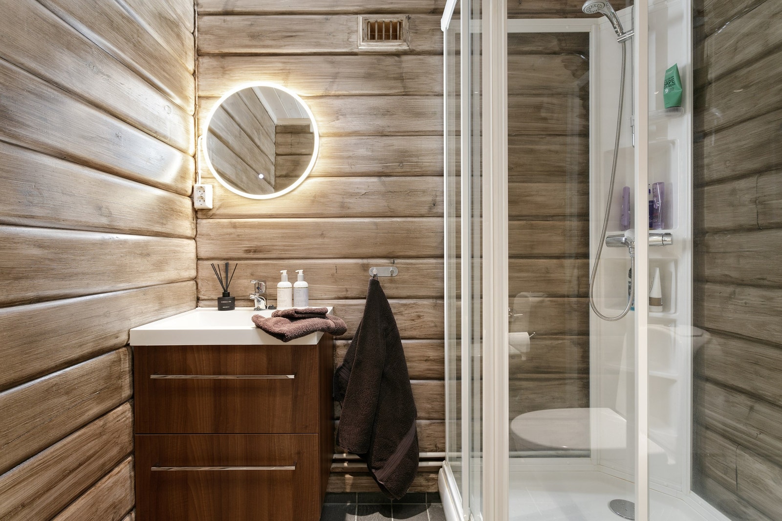 Bad nr. 2 med servantinnredning, speil med lys, dusjkabinett og wc. Galleribilde