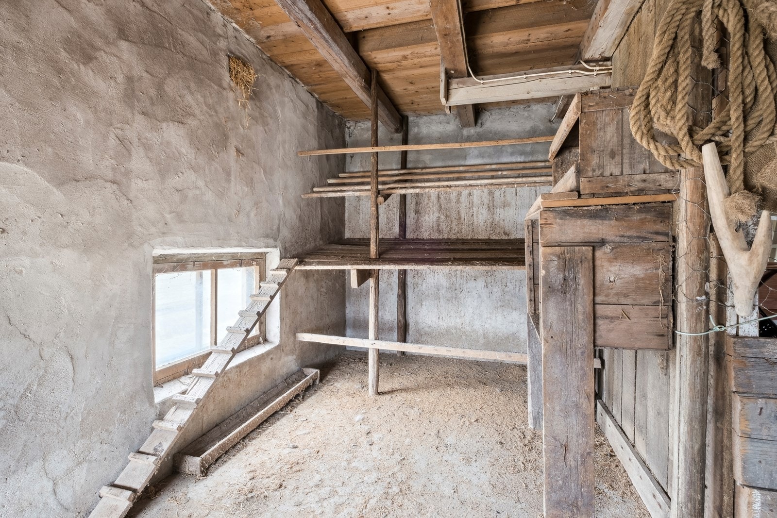 I uthuset er det tilrettelagt for hønsehold. Galleribilde