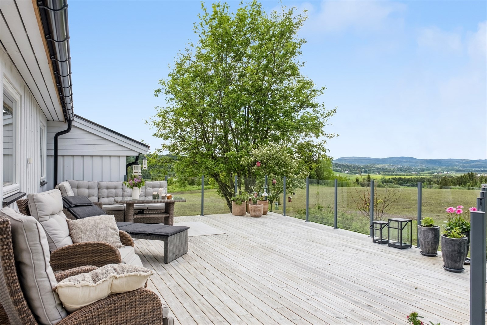 Nyere terasse med sørvendt utsikt. Meget gode solforhold. Galleribilde