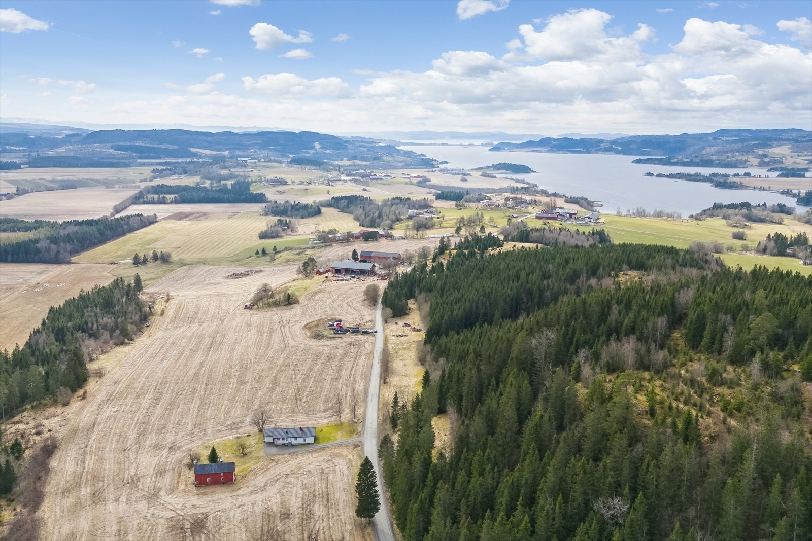 10 minutters kjøring fra Steinkjer. Her ser man Borgenfjorden som munner ut i Straumen på Inderøya. Galleribilde