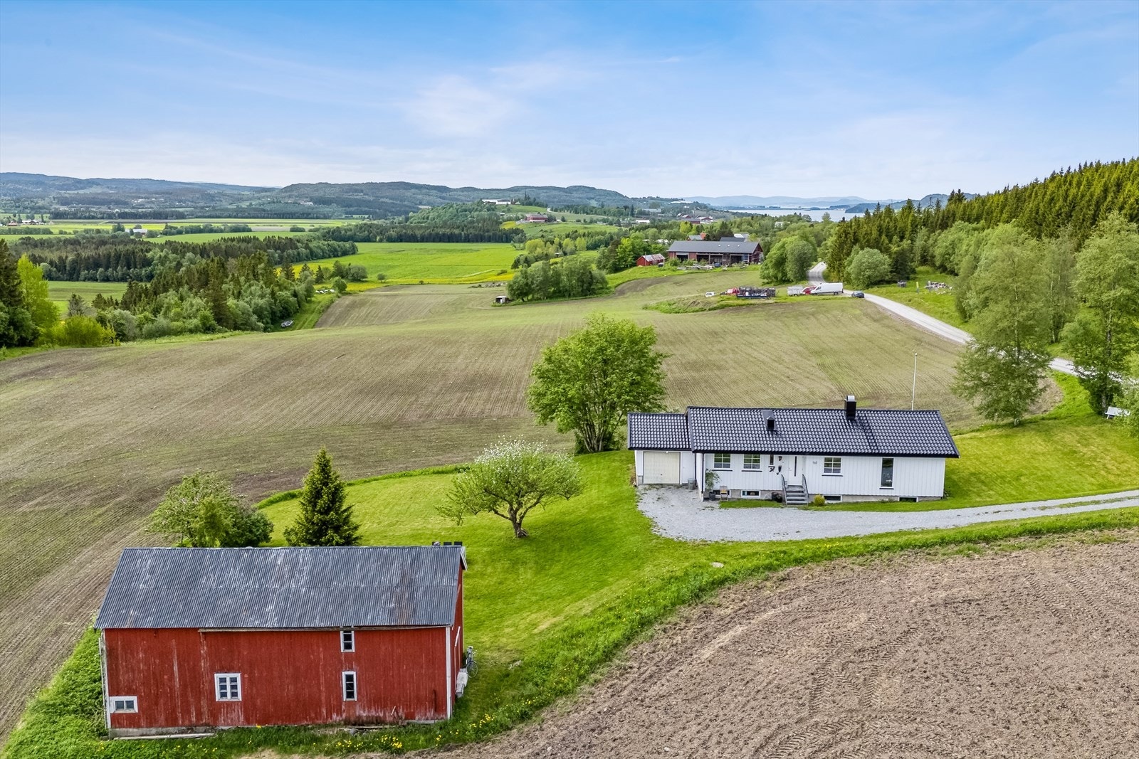 Her kan du bli den nye eieren av et sjarmerende småbruk med en landlig og idyllisk beliggenhet Galleribilde