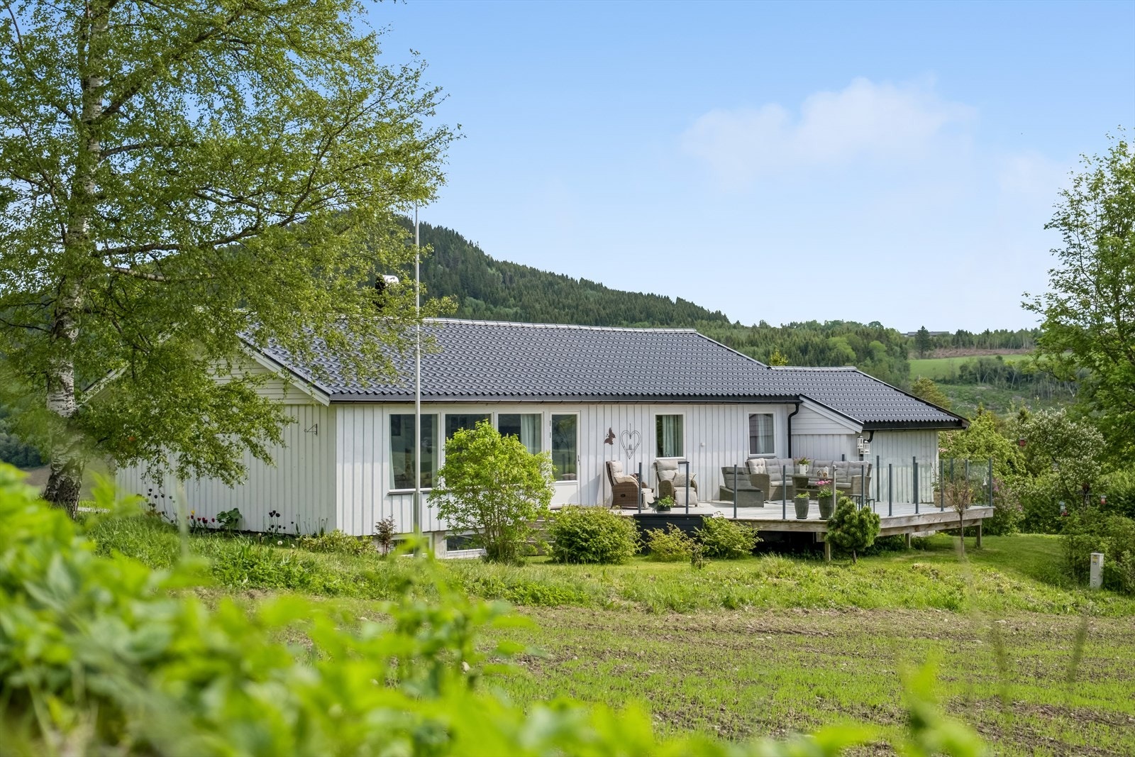 Taktekking fra 2021. Etterisolering og bytte av bordkledning på deler av boligen, samt bytte av vinduer perioden 2020-2021. Galleribilde