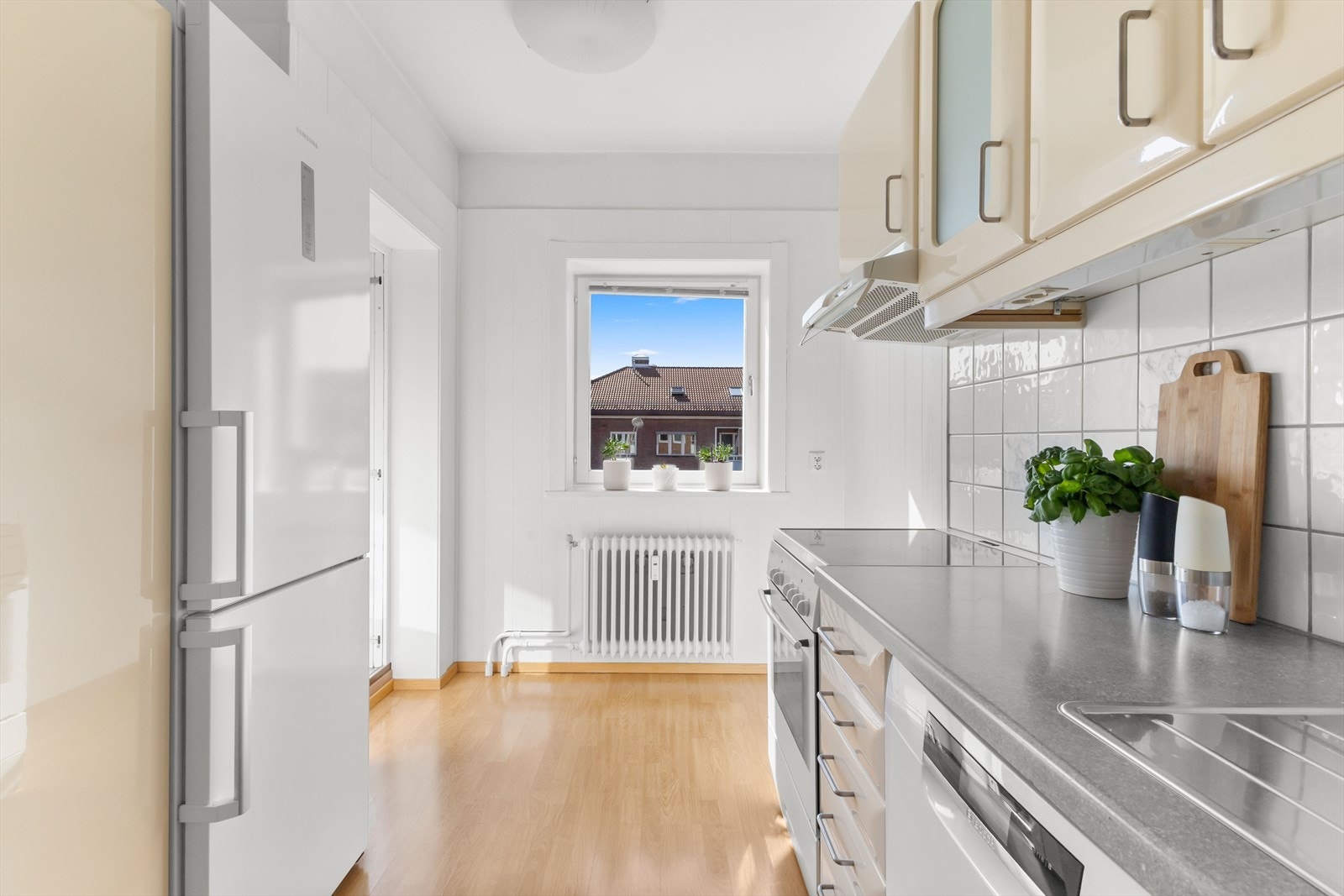 Kjøkkenet har godt med skap- og benkeplass Galleribilde