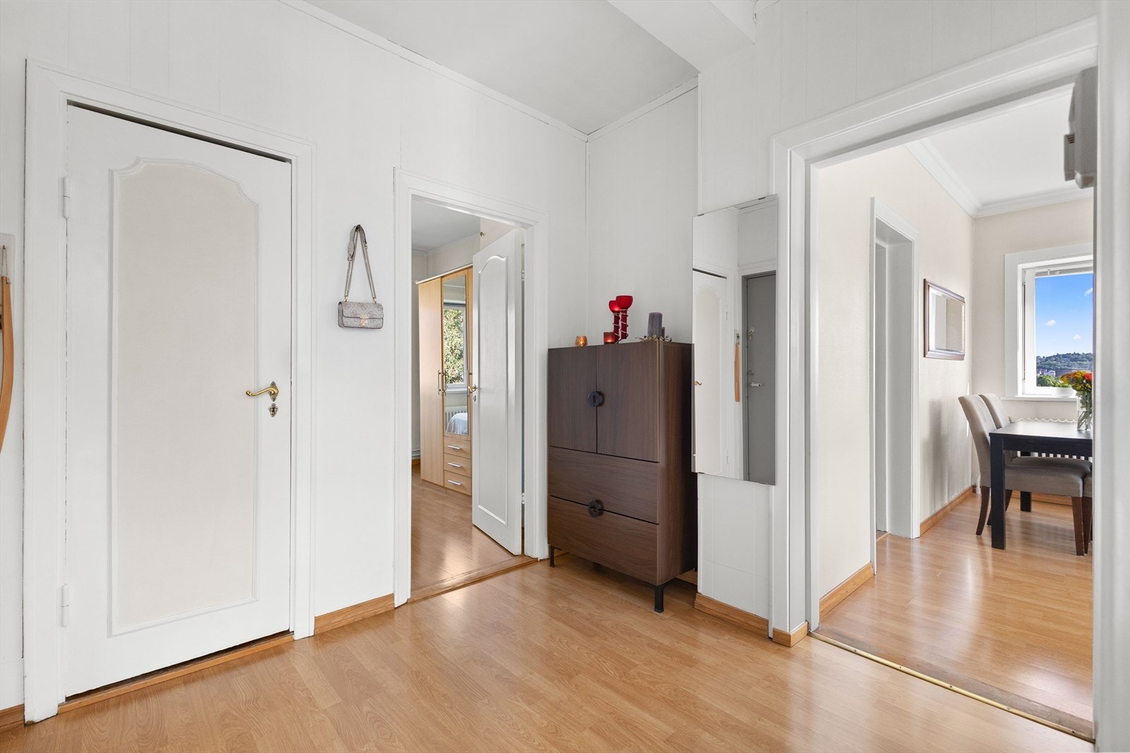 Entrè med plass til oppbevaring av sko og yttertøy Galleribilde