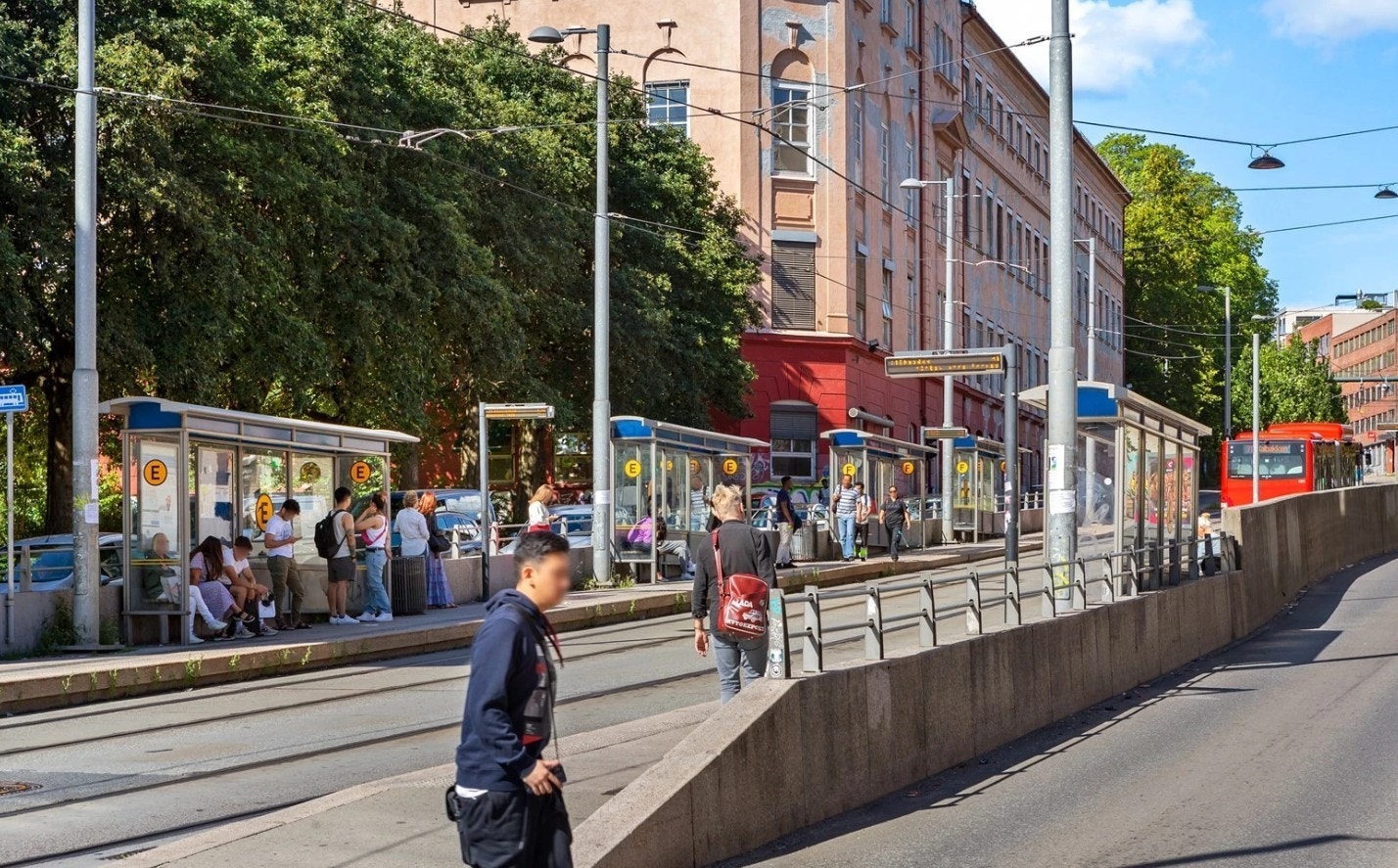 Det er kort vei til trikk og buss med hyppige avganger Galleribilde