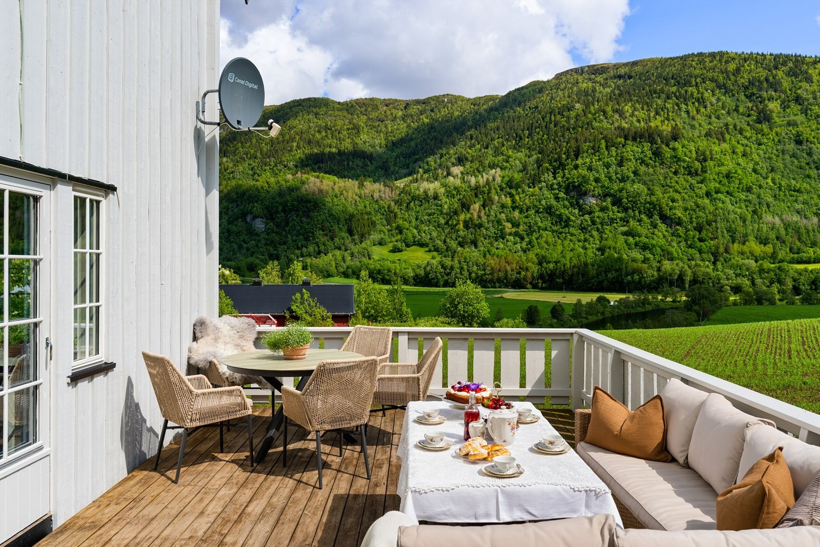 Verandaens vending gir gode solforhold og størrelsen gir god plass for diverse utemøbler som flere sittegrupper, grill og annet utemøblement. Galleribilde