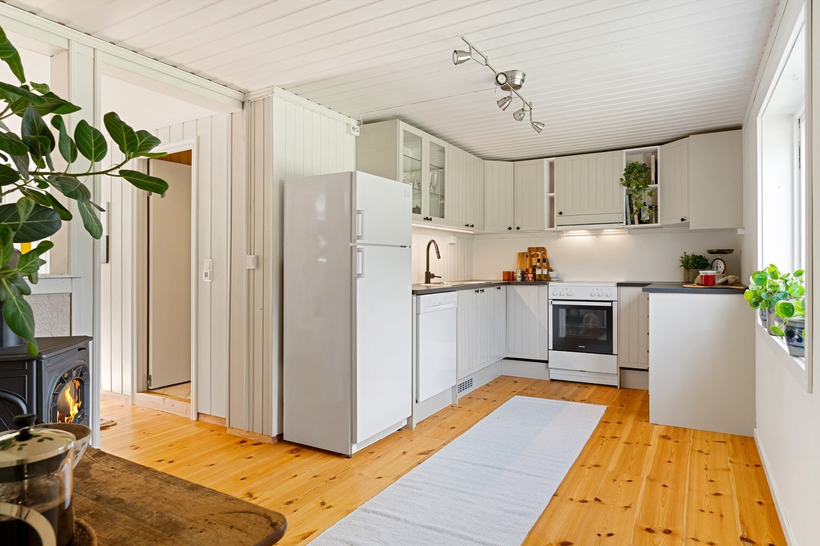 Kjøkkenet har en praktisk utforming, noe som gir godt med både skap- og benkeplass. Galleribilde