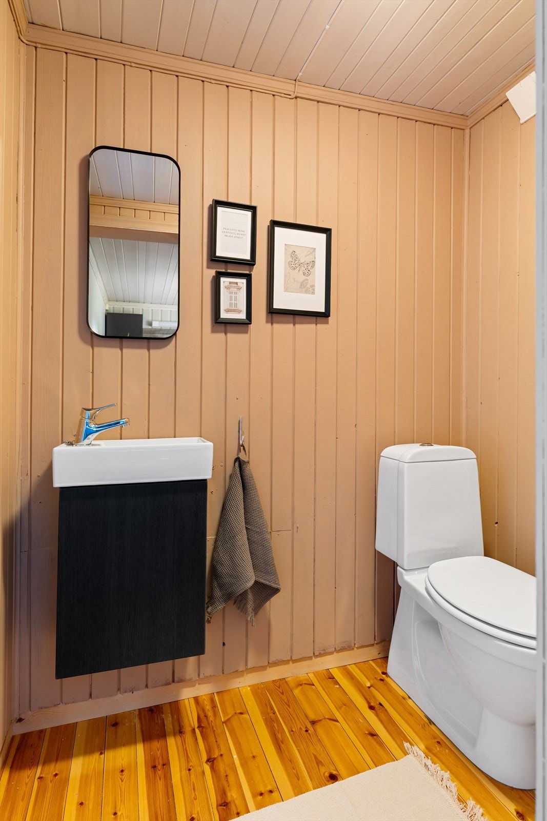 Eget toalettrom tilknyttet badet. Galleribilde