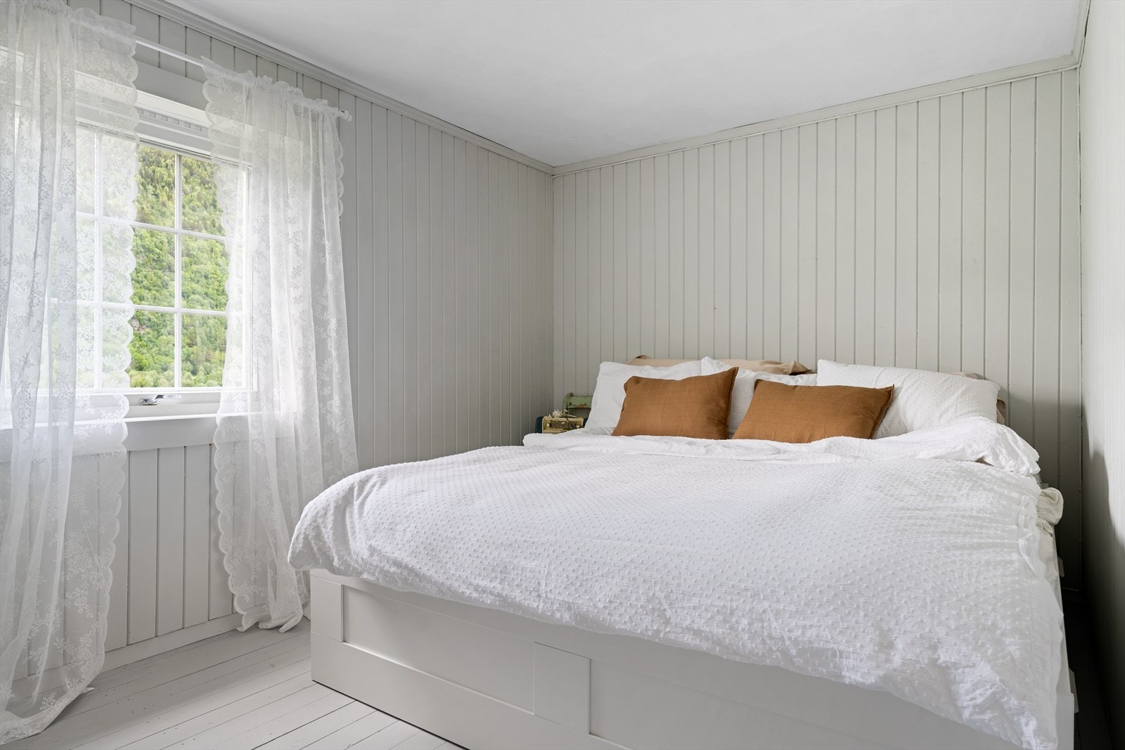 Våningshuset har totalt 5 soverom. soverom 1 er på ca. 9,4 m². Galleribilde