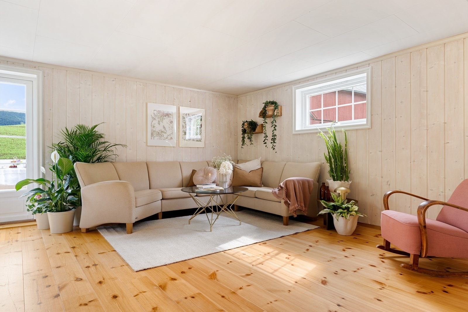 1.etasje inneholder: Entré, kjøkken, bad, stue, gang og trapperom. Galleribilde