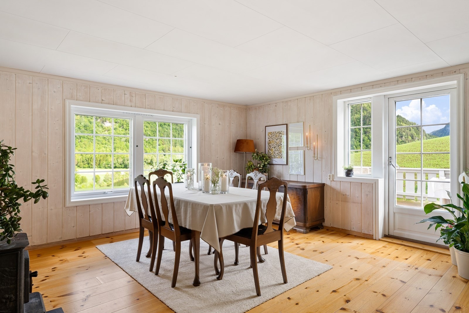 Stuen har store vindusflater, som bidrar til rikelig med naturlig lys i rommet. Galleribilde