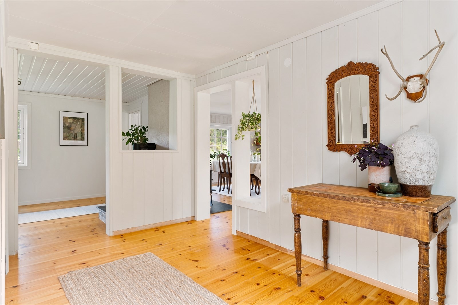 Her blir man ønsket velkommen inn til boligens romslige mellomgang. Galleribilde