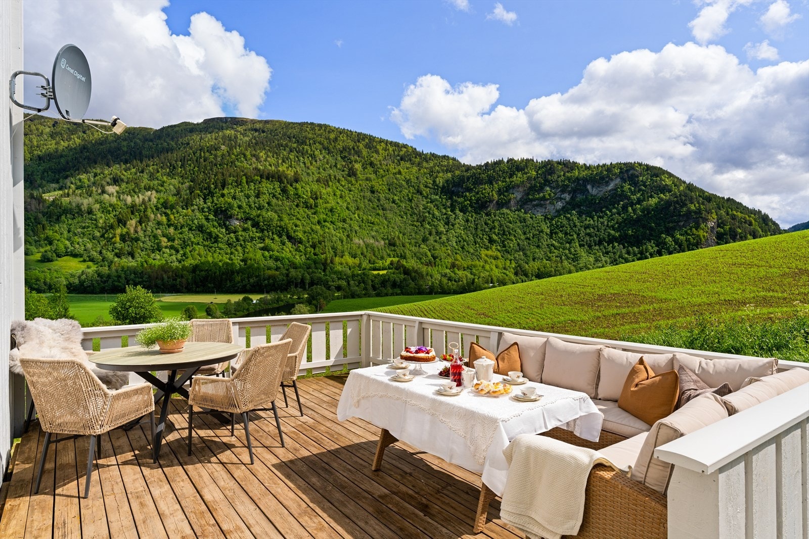 Et idyllisk småbruk på Rokkones, ca. 13 km nordvest for Berkåk sentrum. Galleribilde