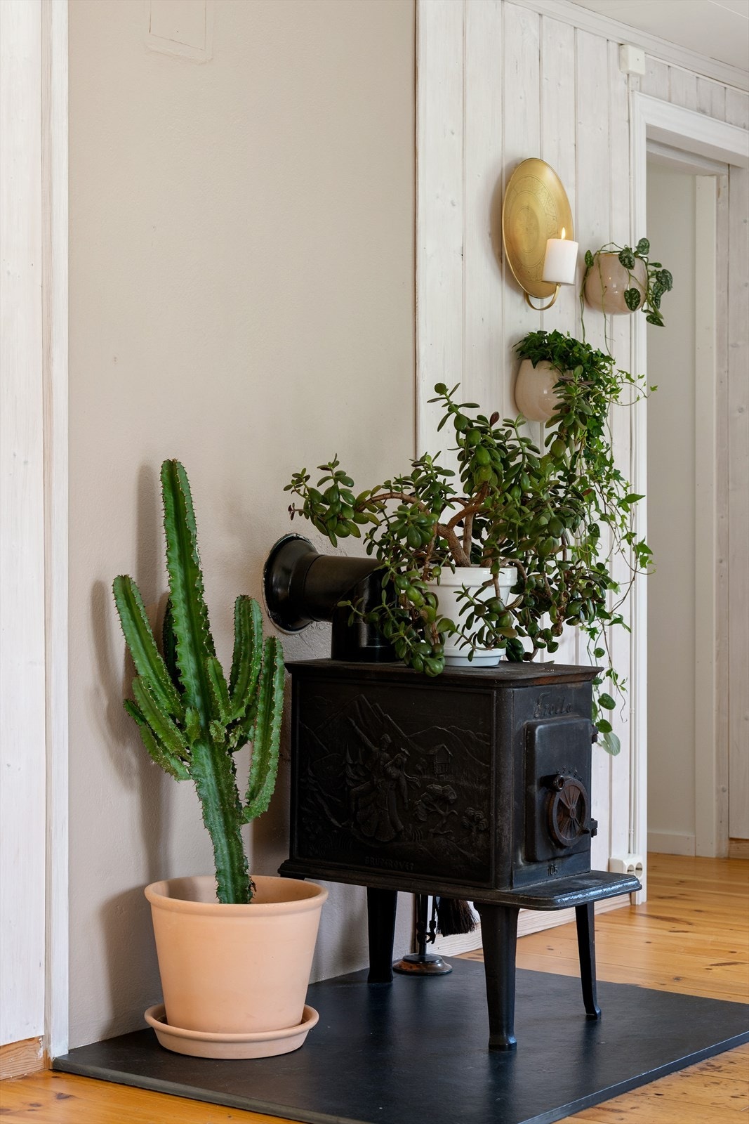 Våningshuset byr på to vedovner som vil komme godt med på kalde vinterdager. Galleribilde