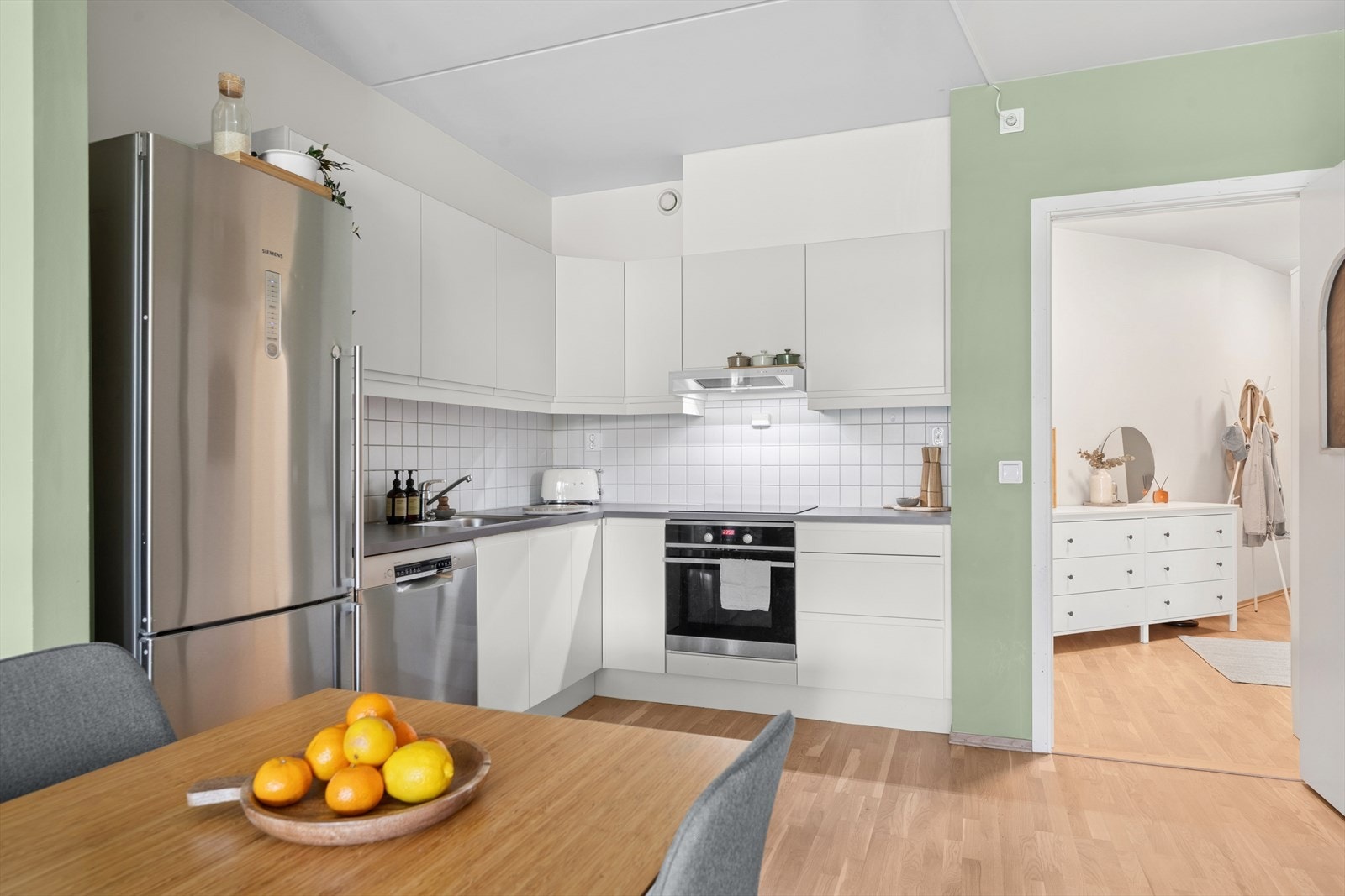 Lys og pen kjøkkeninnredning. Galleribilde