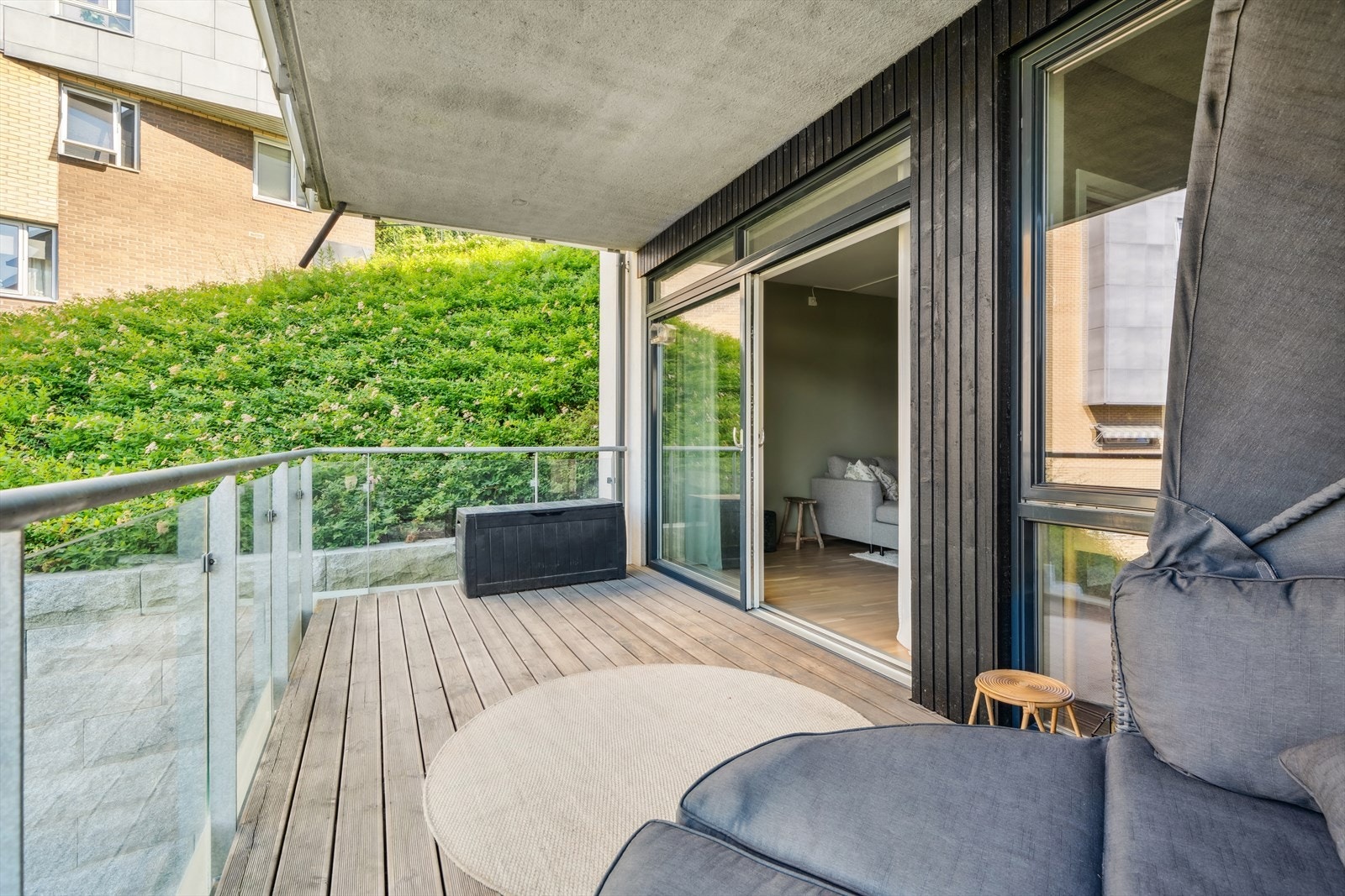 Balkongen har god plass til sittegruppe og evt. grill. Meget gode solforhold fra ca. kl. 14 på sommeren. Galleribilde