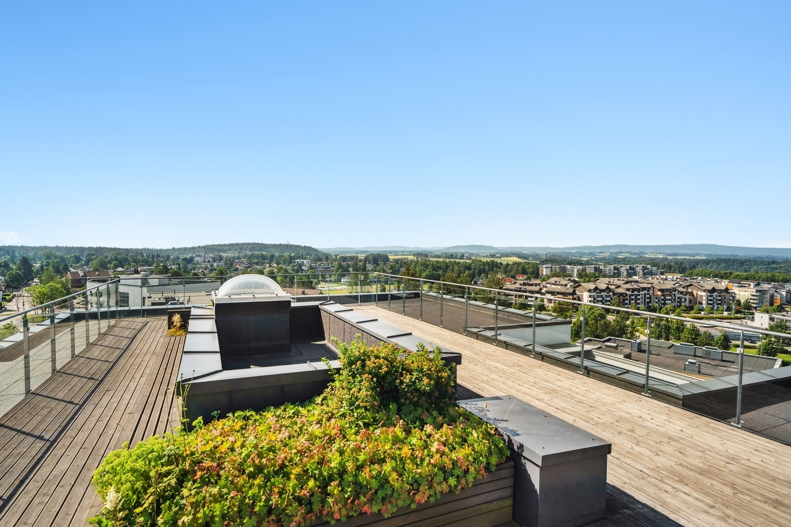 Felles takterrasse med utrolig flott utsikt og solforhold. Galleribilde