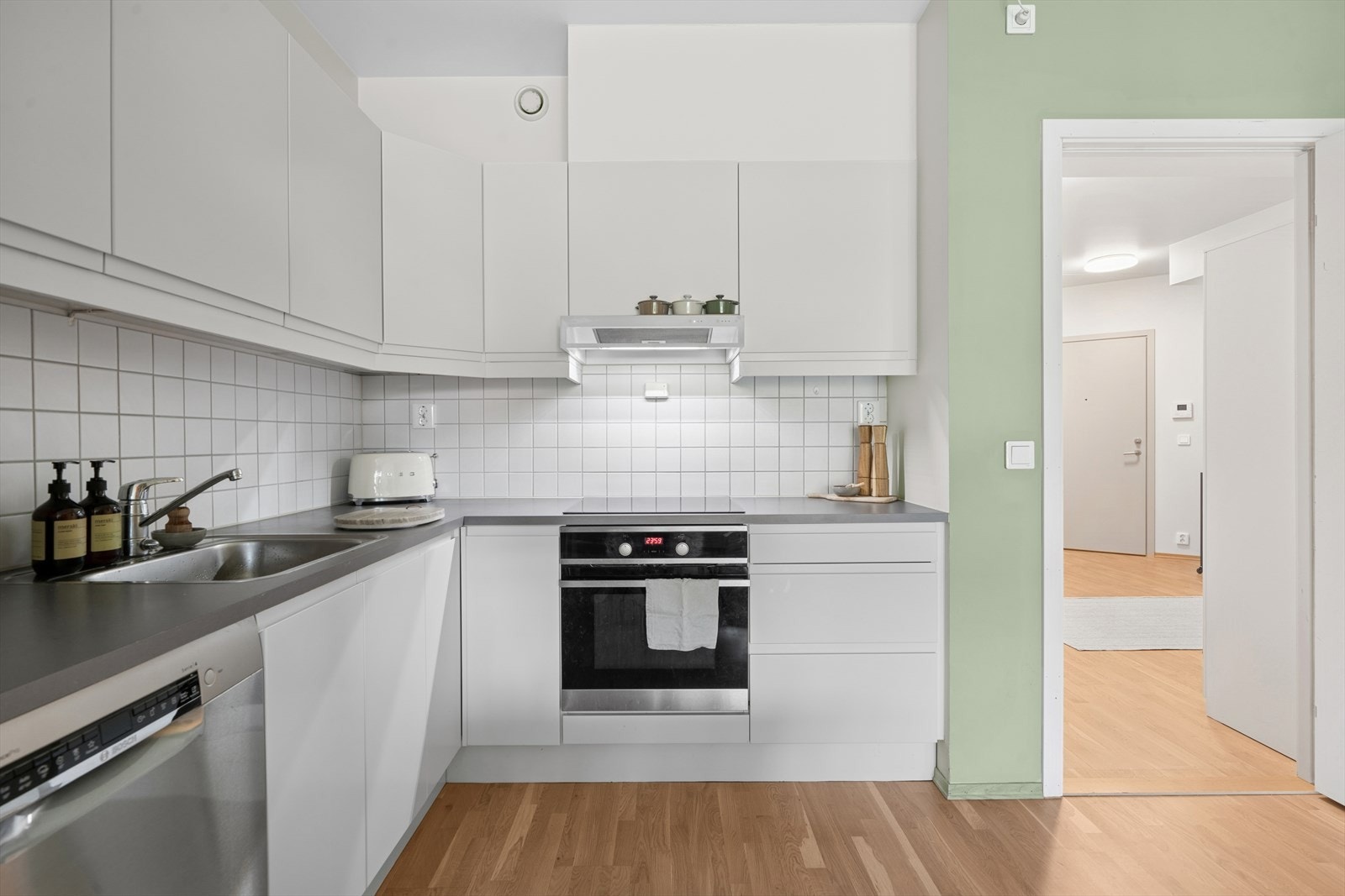 Integrert komfyr og platetopp medfølger. Galleribilde