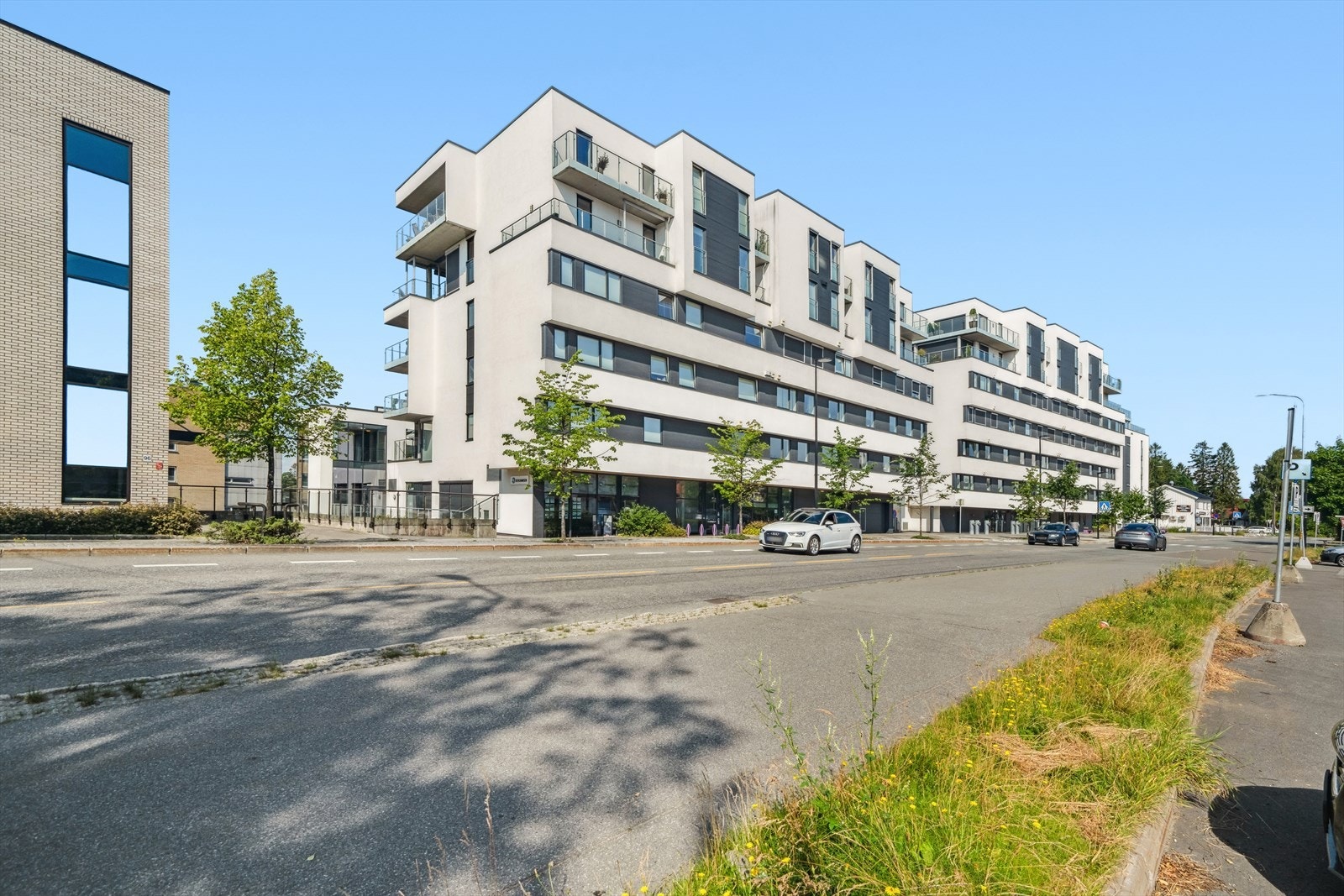 Fasade med inngangsparti mot Trondheimsvegen. Galleribilde