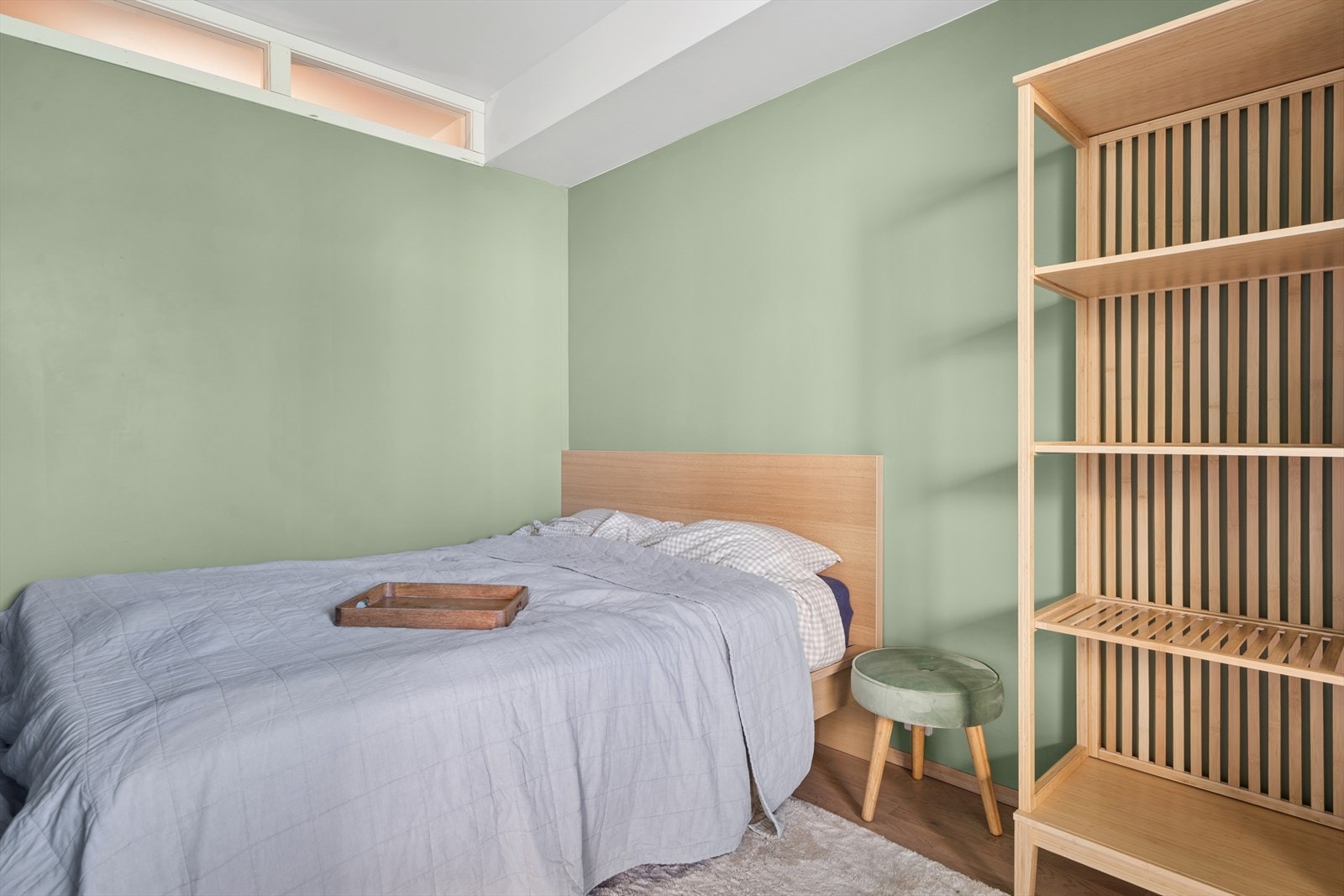 Soverom med god plass til dobbeltseng. Galleribilde