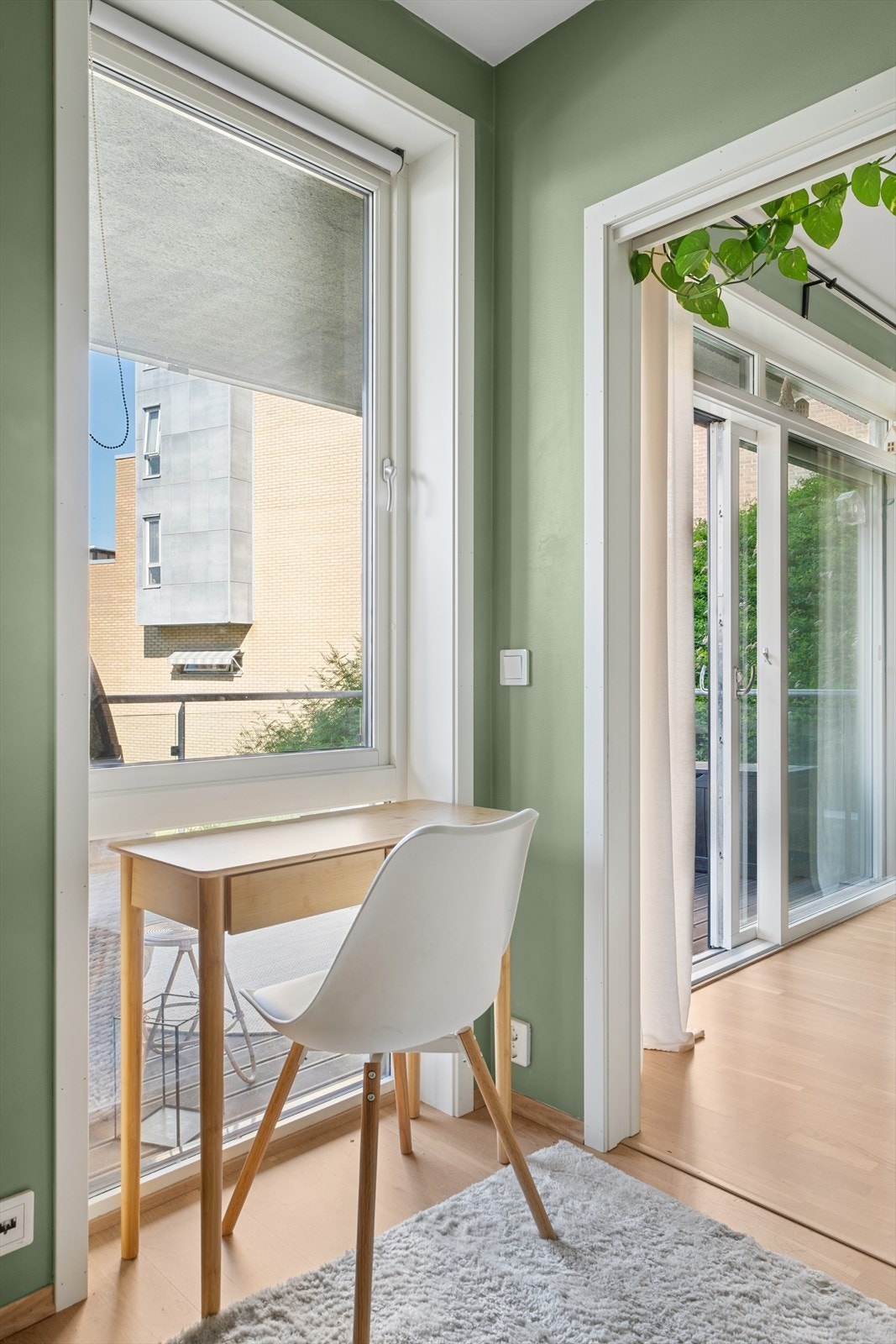 "Hjemmekontor-plass" på soverommet. Galleribilde