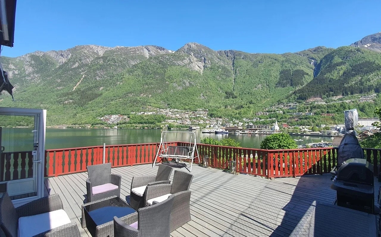 Terrassen er romslig og har 360 graders utsikt, til byn og ut fjorden. Galleribilde