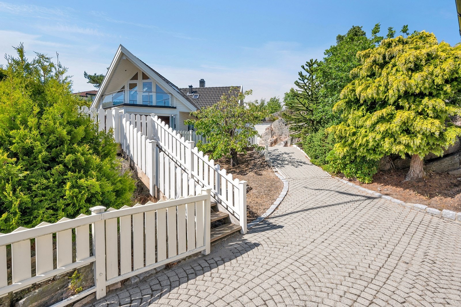 Vakker passasje mellom hovedhuset og sjøbod/anneks. Hele eiendommen er tilpasset rullestol med livsløpstandard. Galleribilde