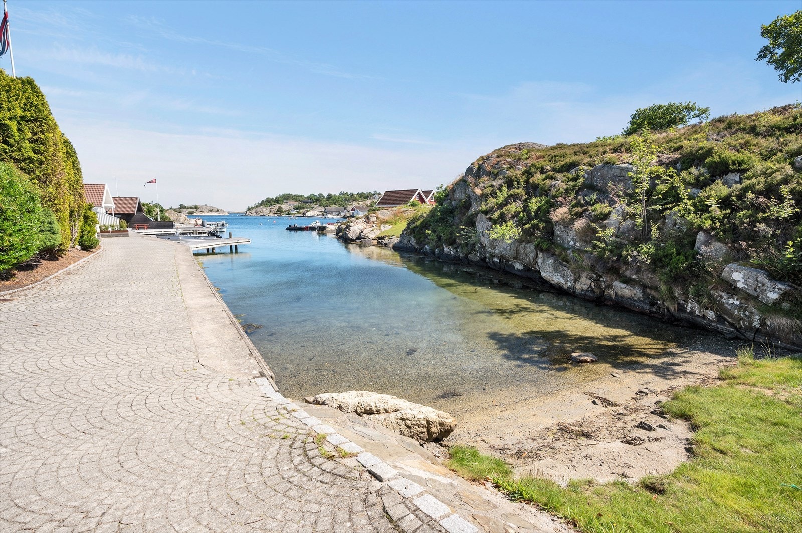 Eiendommen ligger på Flekkerøya i Kristiansand kommune, med umiddelbar nærhet til sjøen, som gir fantastiske muligheter for maritime aktiviteter. Galleribilde