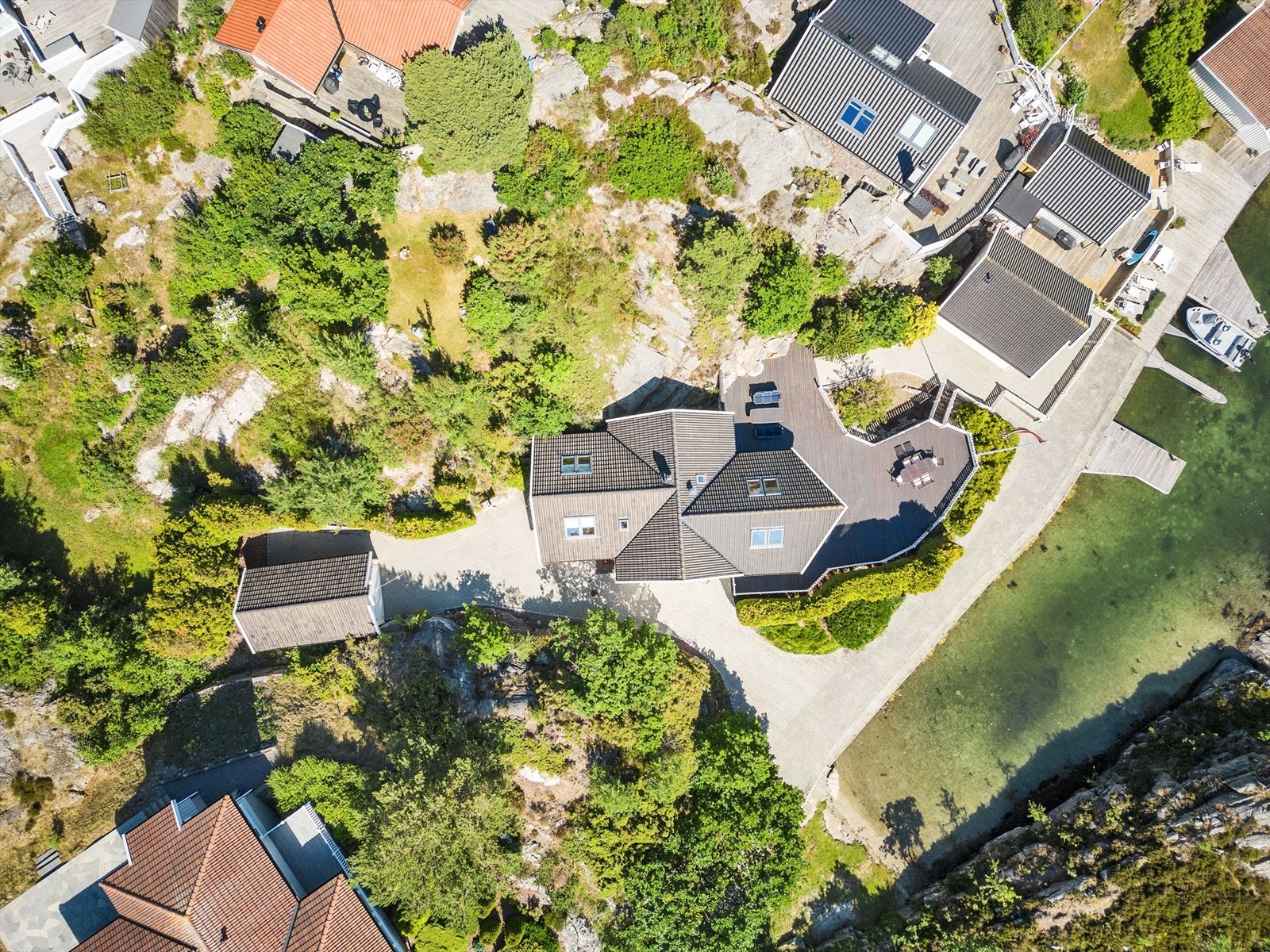 Her bor du bokstavelig talt med havet som nærmeste nabo, omgitt av vakre svaberg, lune viker og flotte turstier. Galleribilde