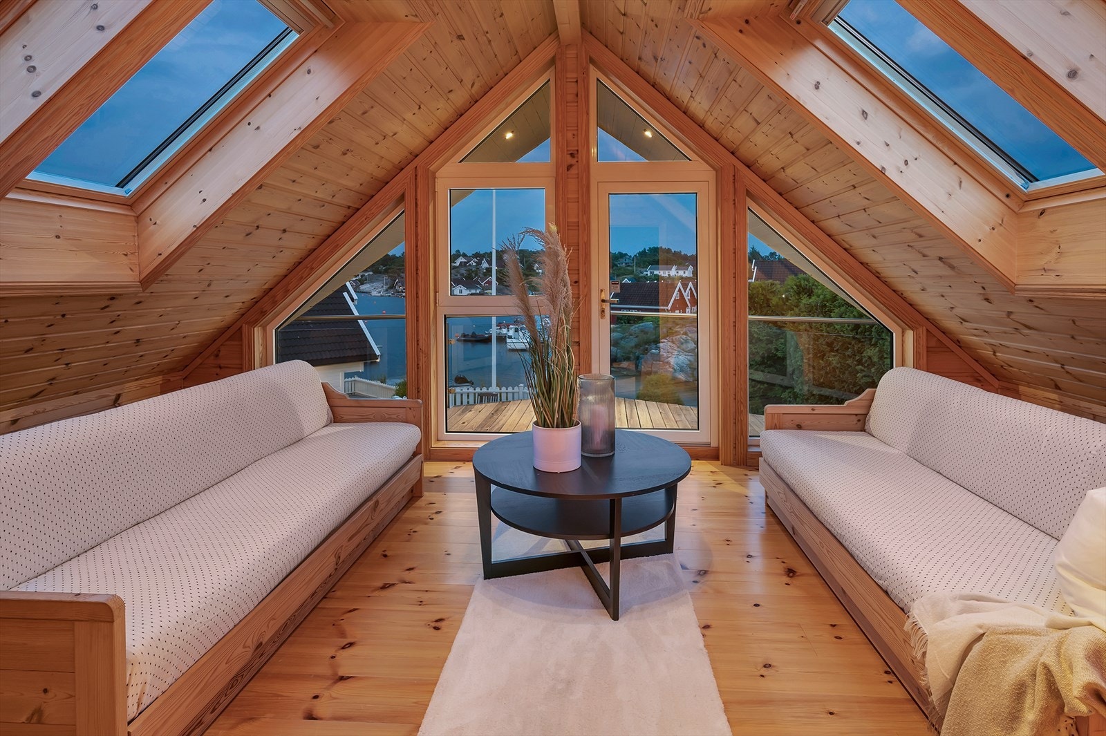 Loftstue med rå atmosfære og vindusflater som dekker store deler av rommet. Galleribilde