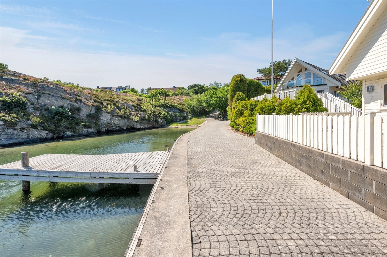 Privat brygge like nedenfor egen sjøbod/anneks. Galleribilde