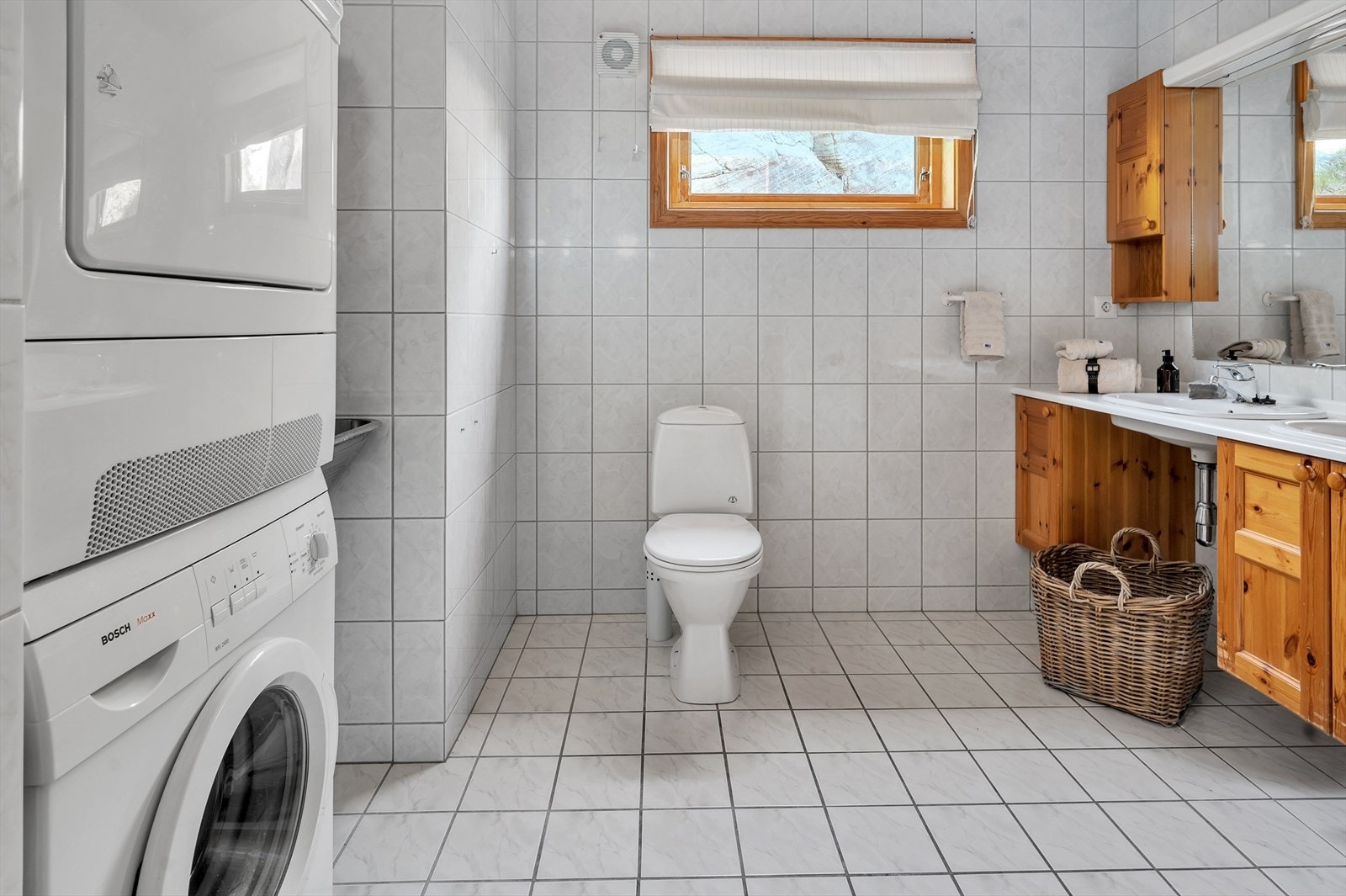 Flislagt baderom av god størrelse fra byggeår. Galleribilde