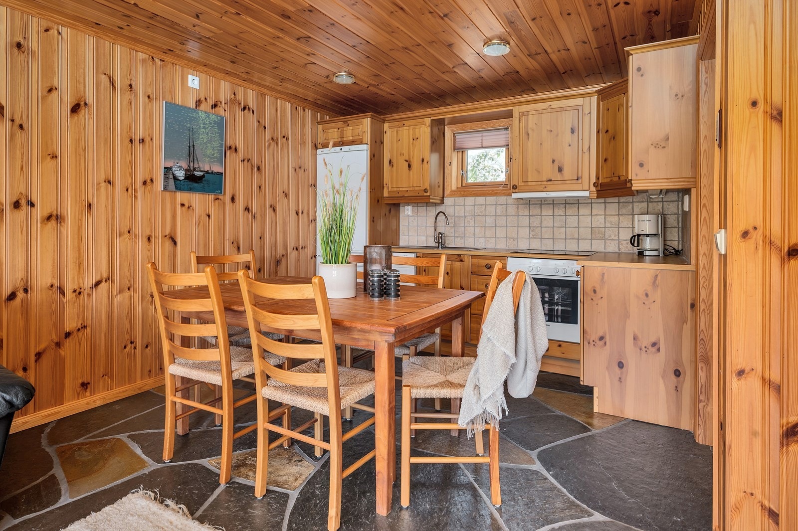 Det er opplyst fra kommunen at sjøbod/annekset skal ha enten bad eller kjøkken (ikke begge deler) i tillegg til overnattingsmuligheter. For mer informasjon se prospektet/ferdigattest. Galleribilde